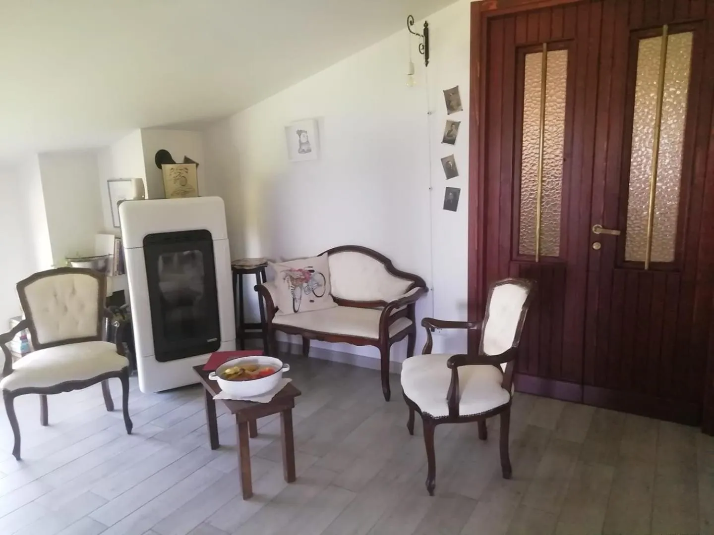 Communal lounge/ TV room in B&B Books & Bikes