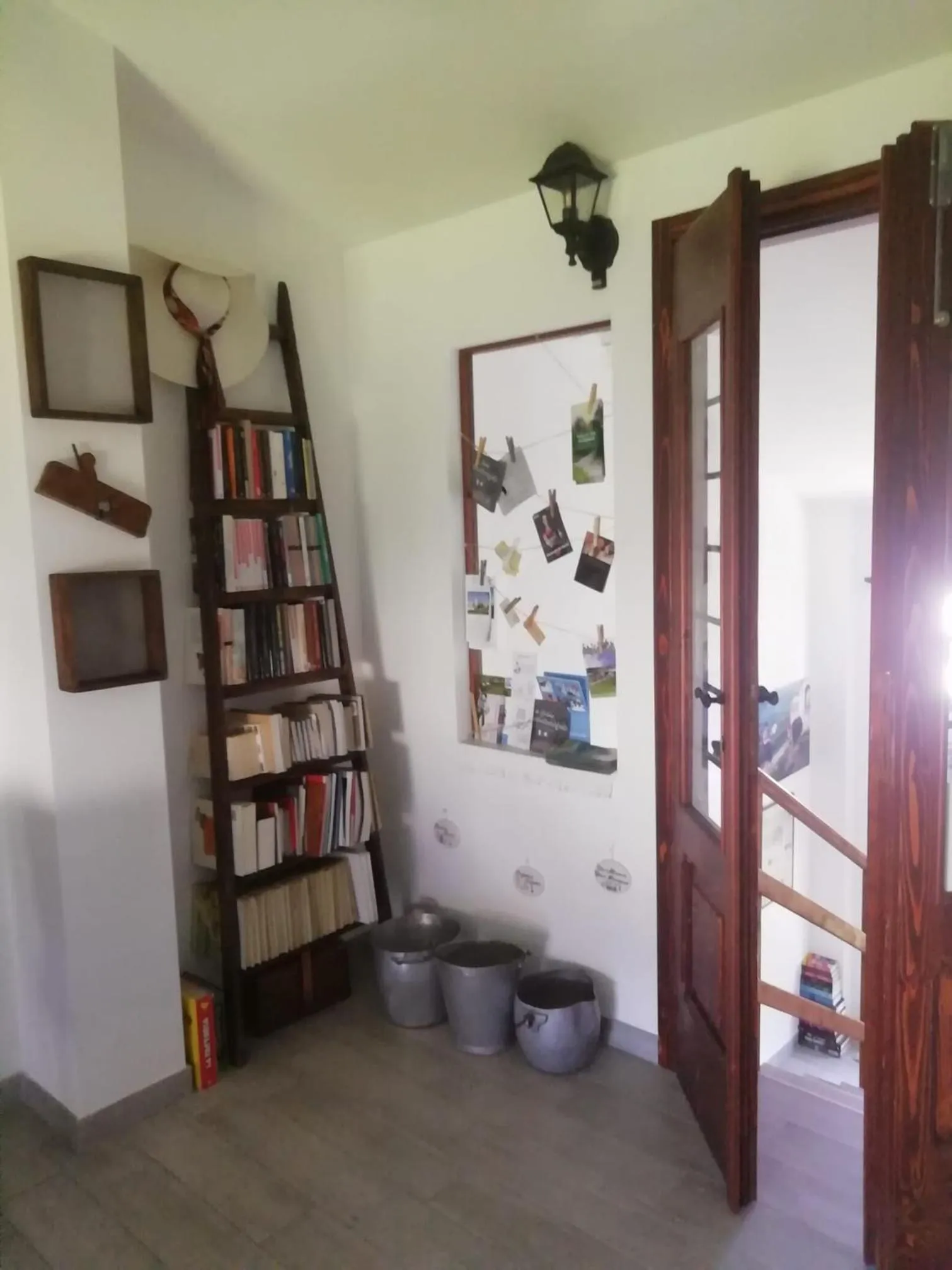 Communal lounge/ TV room in B&B Books & Bikes