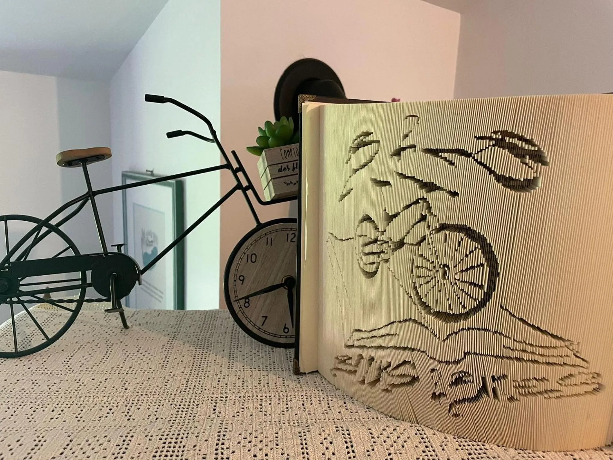 Decorative detail in B&B Books & Bikes