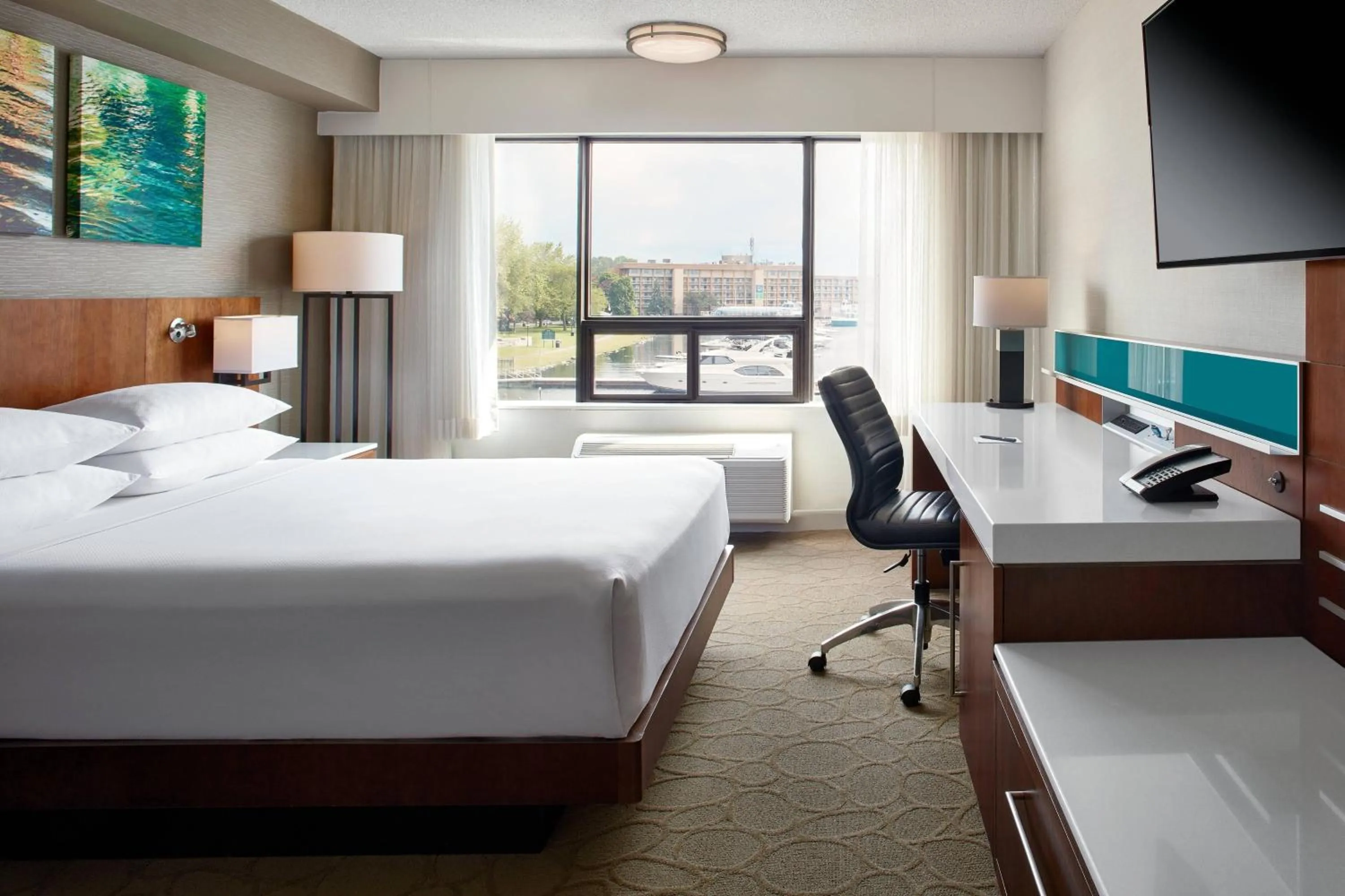 Photo of the whole room, Bed in Delta Hotels by Marriott Kingston Waterfront