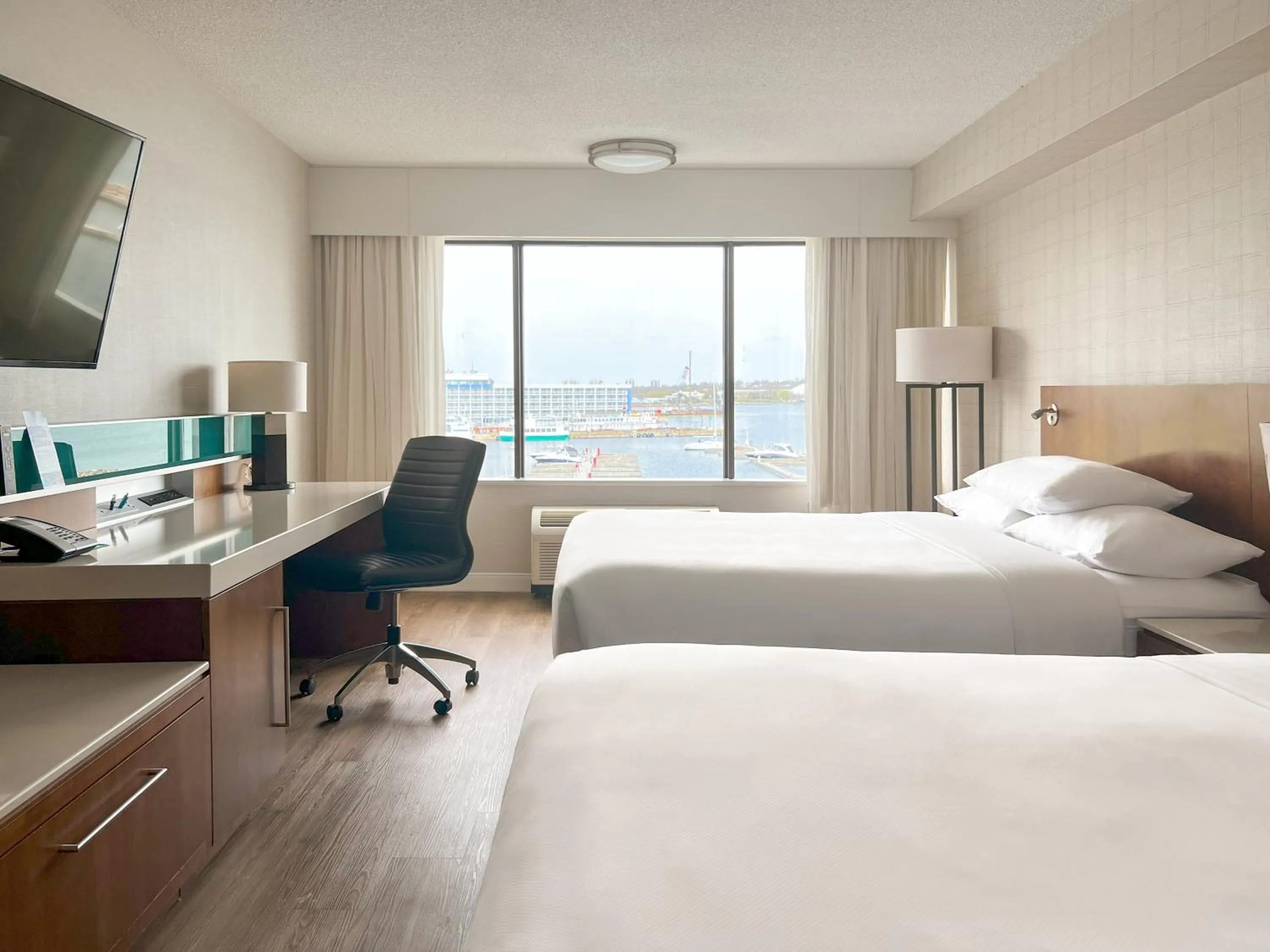 Lake view, Bed in Delta Hotels by Marriott Kingston Waterfront