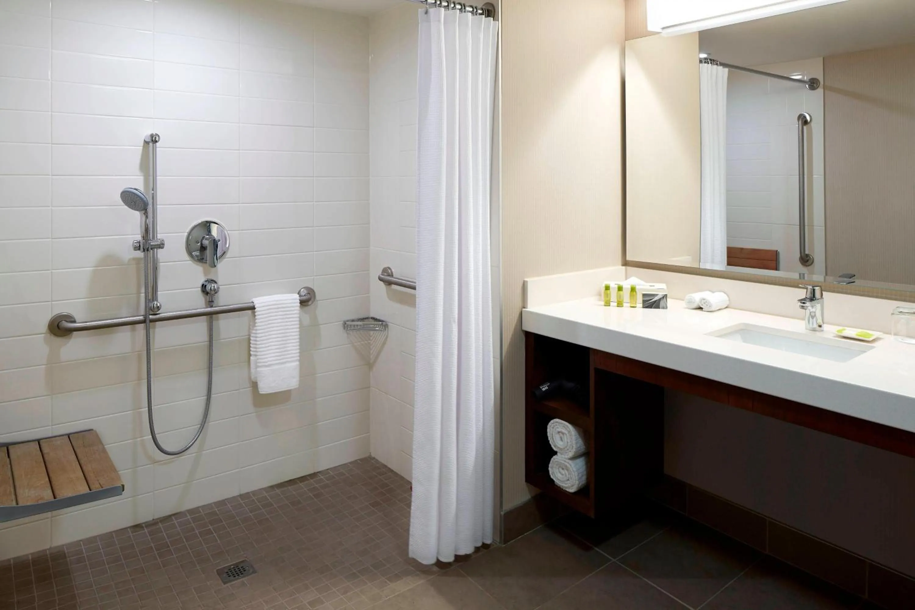 Photo of the whole room in Delta Hotels by Marriott Kingston Waterfront