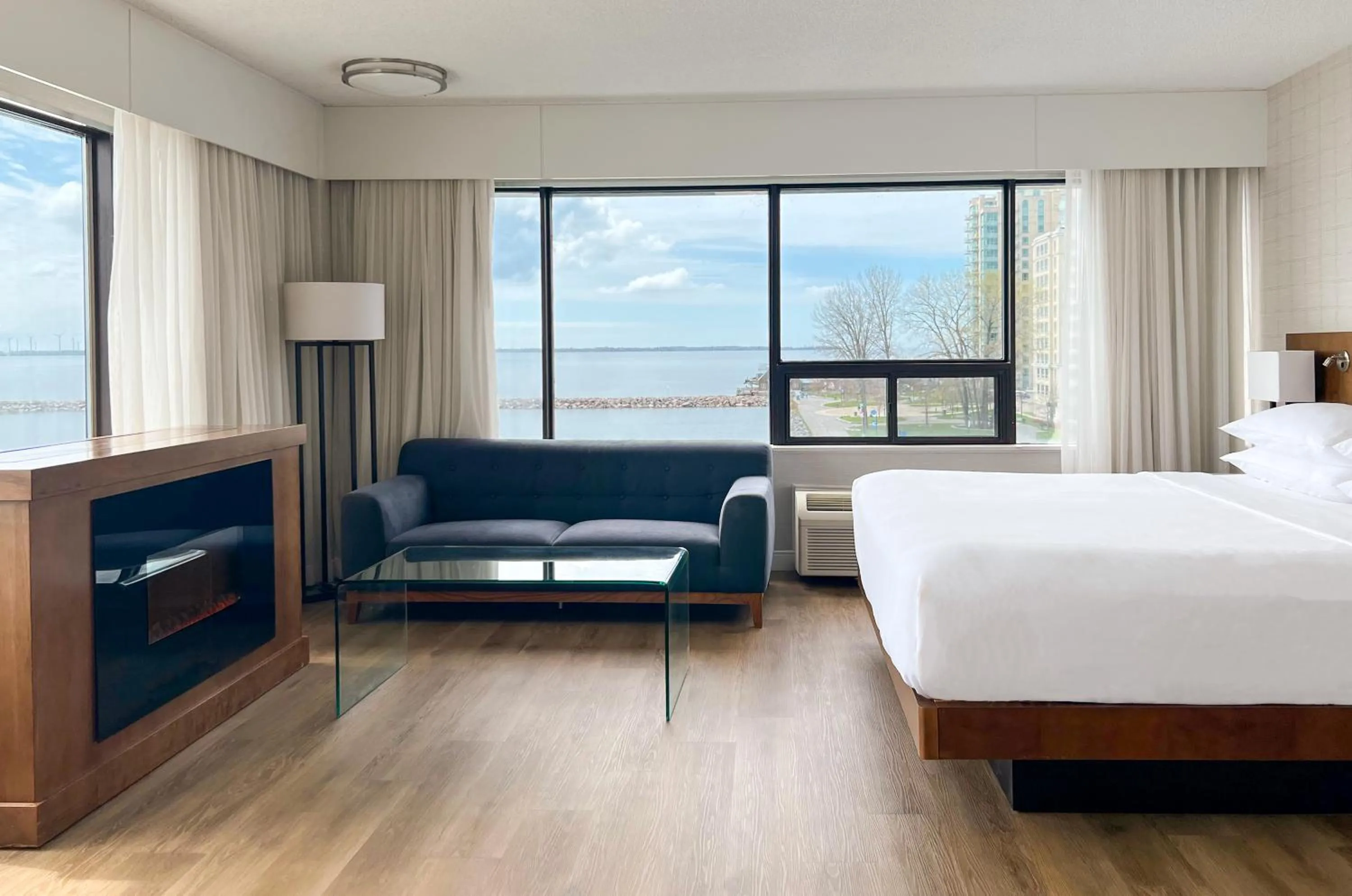 Lake view, Bed in Delta Hotels by Marriott Kingston Waterfront