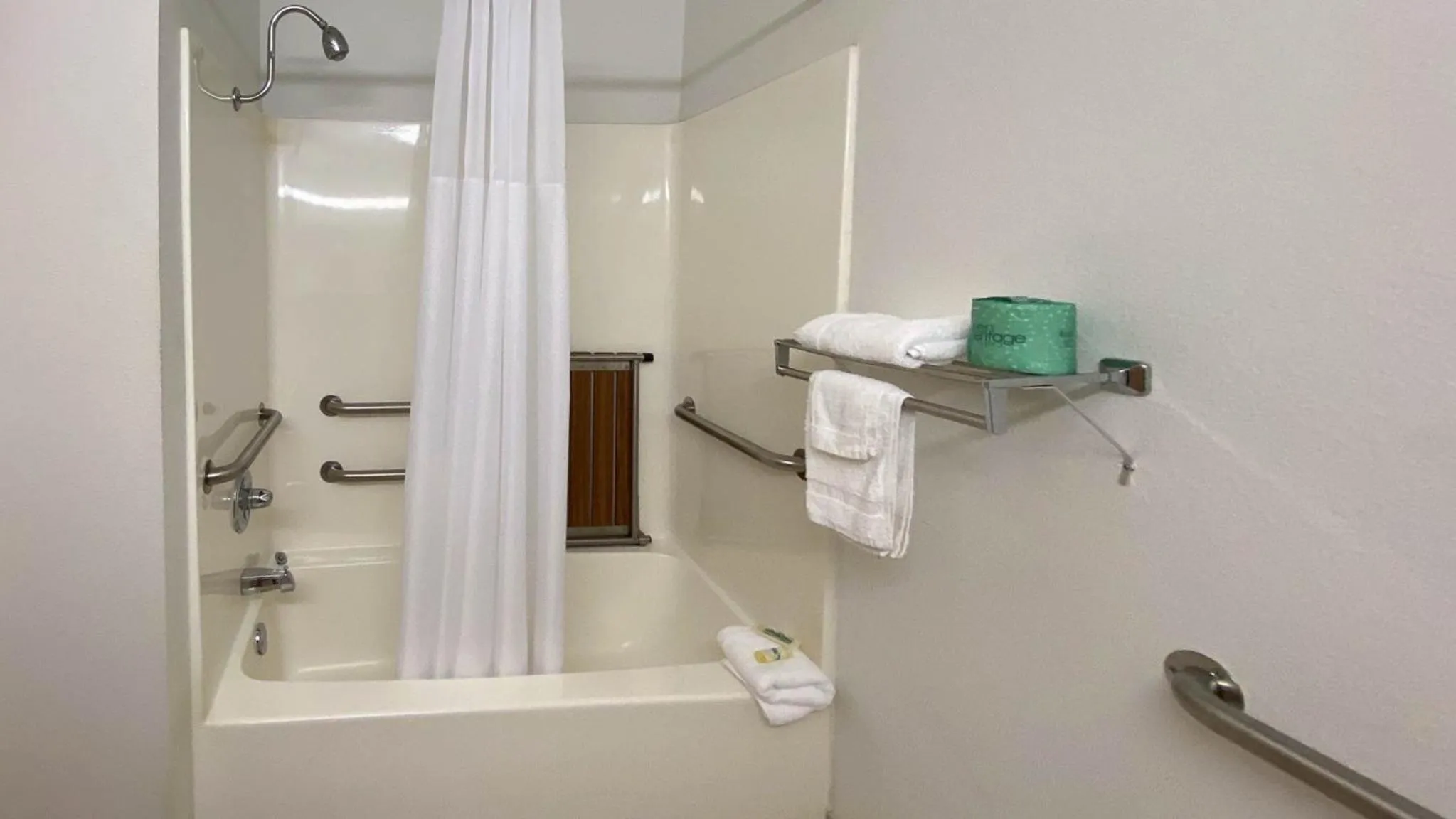 Bathroom in Motel 6 McAlester OK - South