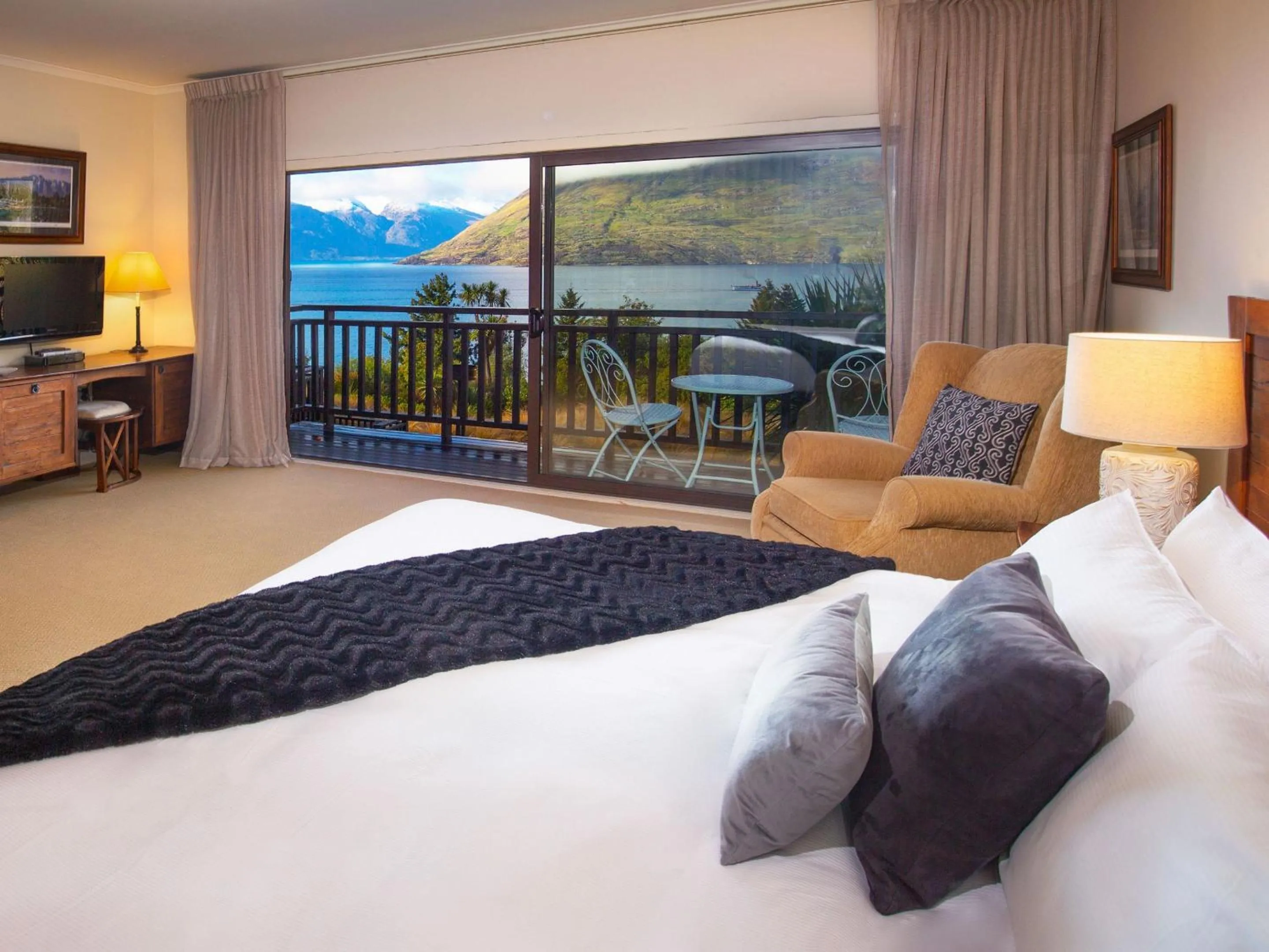 Bedroom, Bed in Hidden Lodge Queenstown