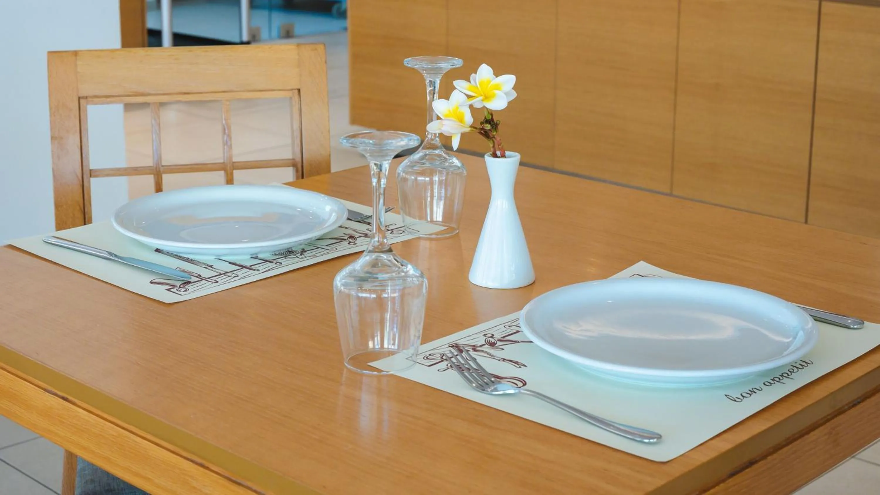 Restaurant/places to eat in Silver Beach Hotel & Apartments