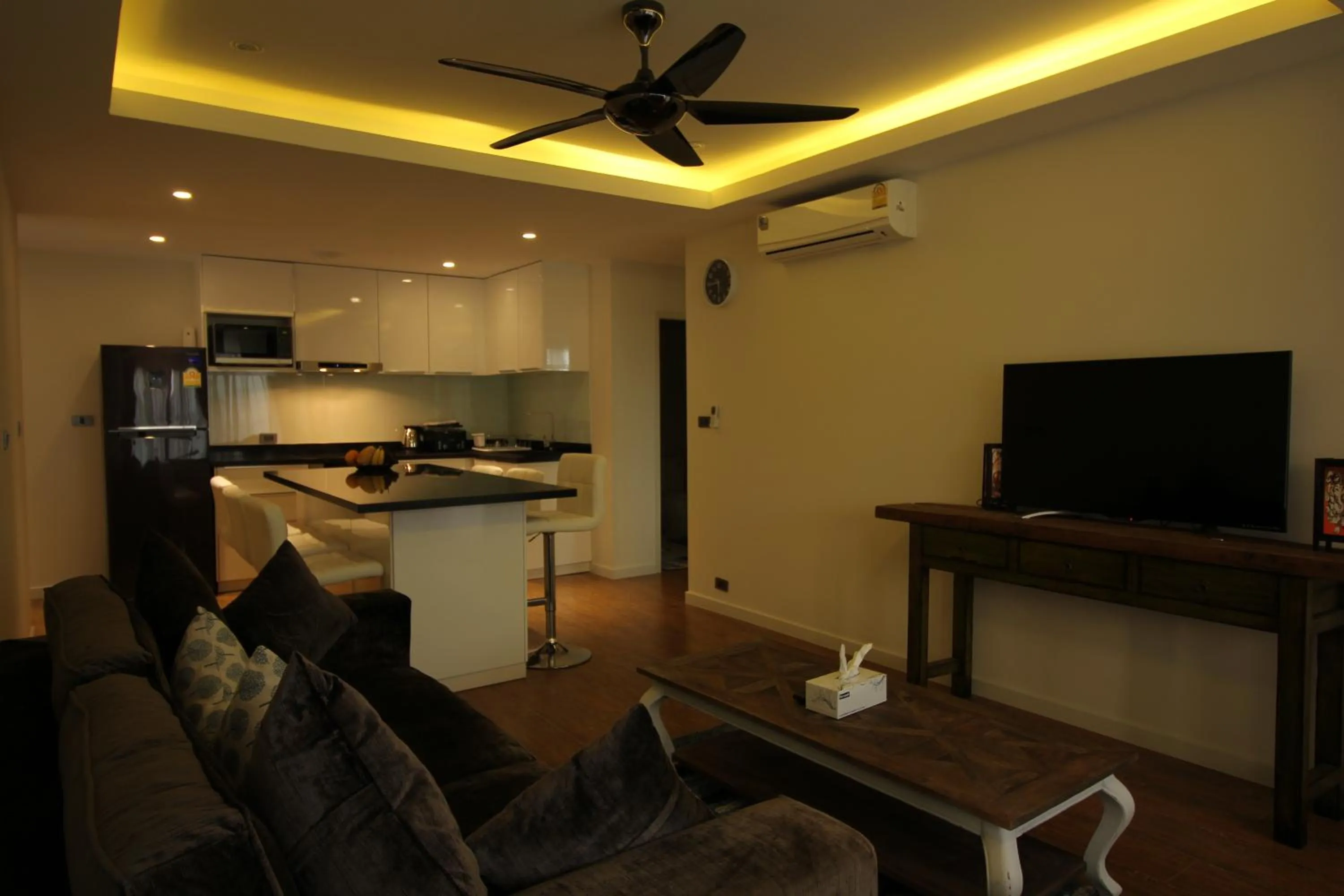 Communal lounge/ TV room in Baan Seaview Holiday Villas