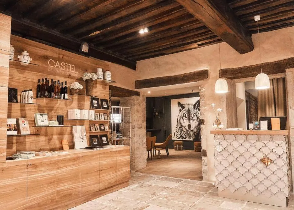 Lobby or reception in Castel de Très Girard - Hotel & Restaurant - Teritoria