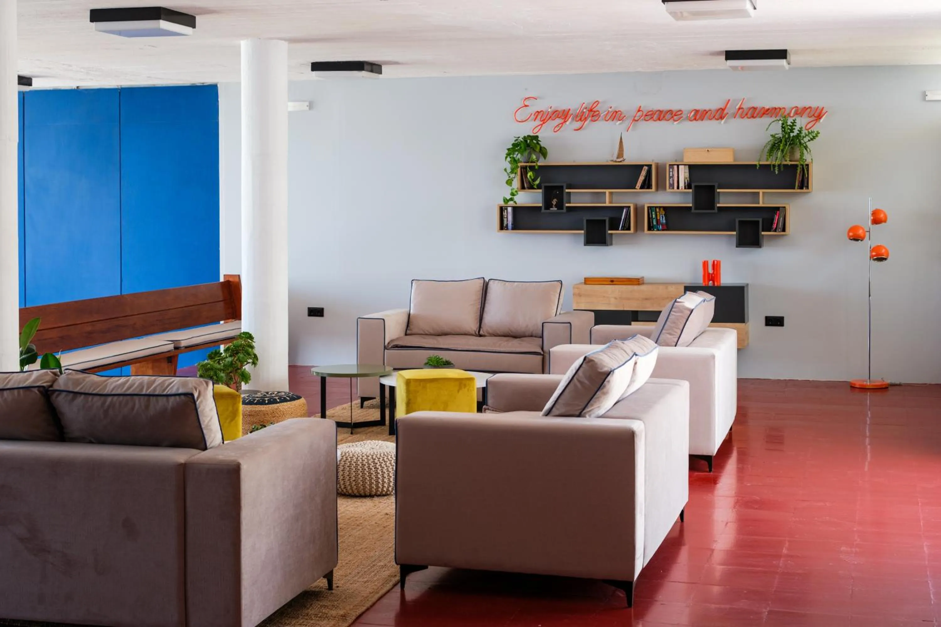 Communal lounge/ TV room in Hippocampus Hotel