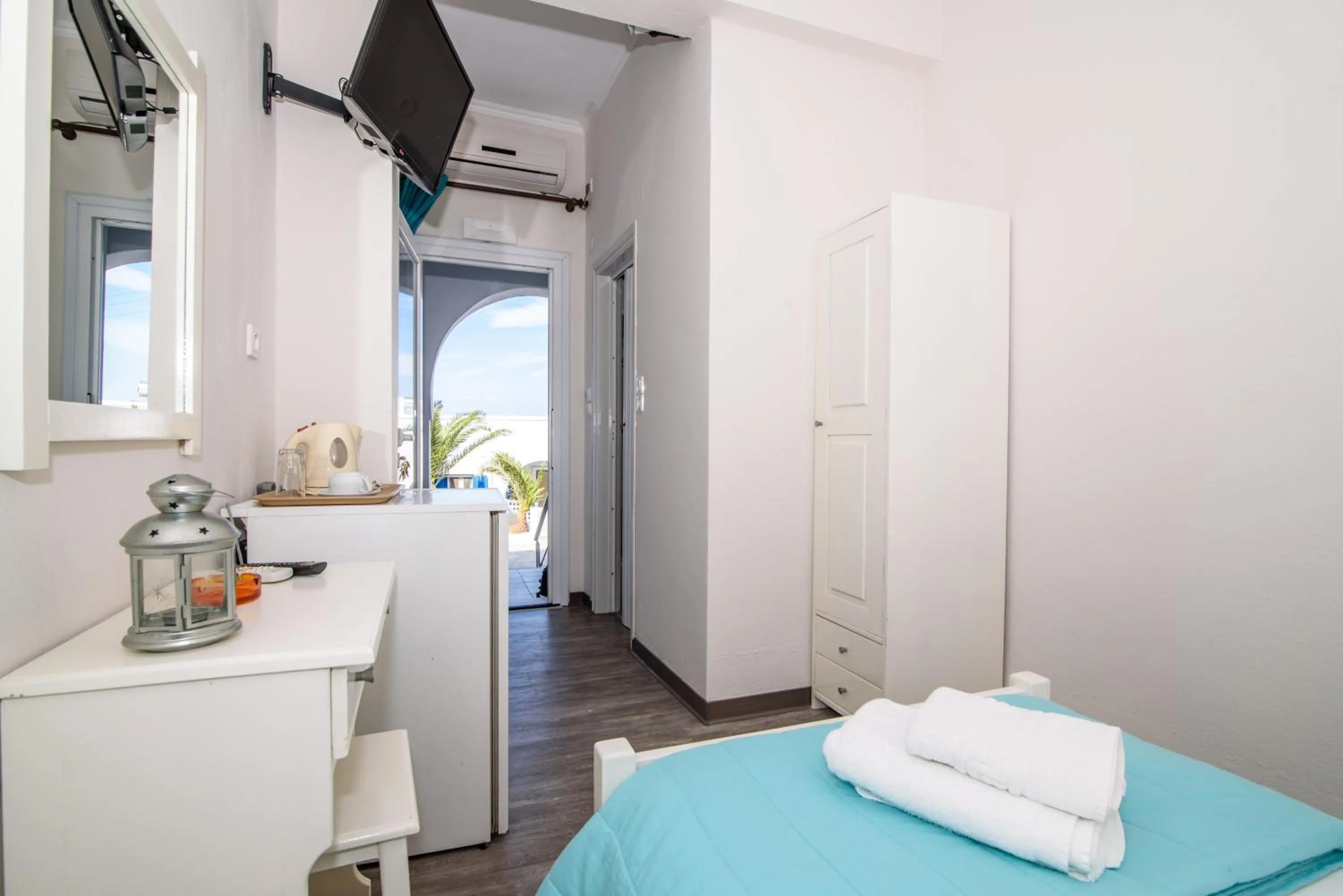 Photo of the whole room, Bed in Unique Galini Oia - Adults Only