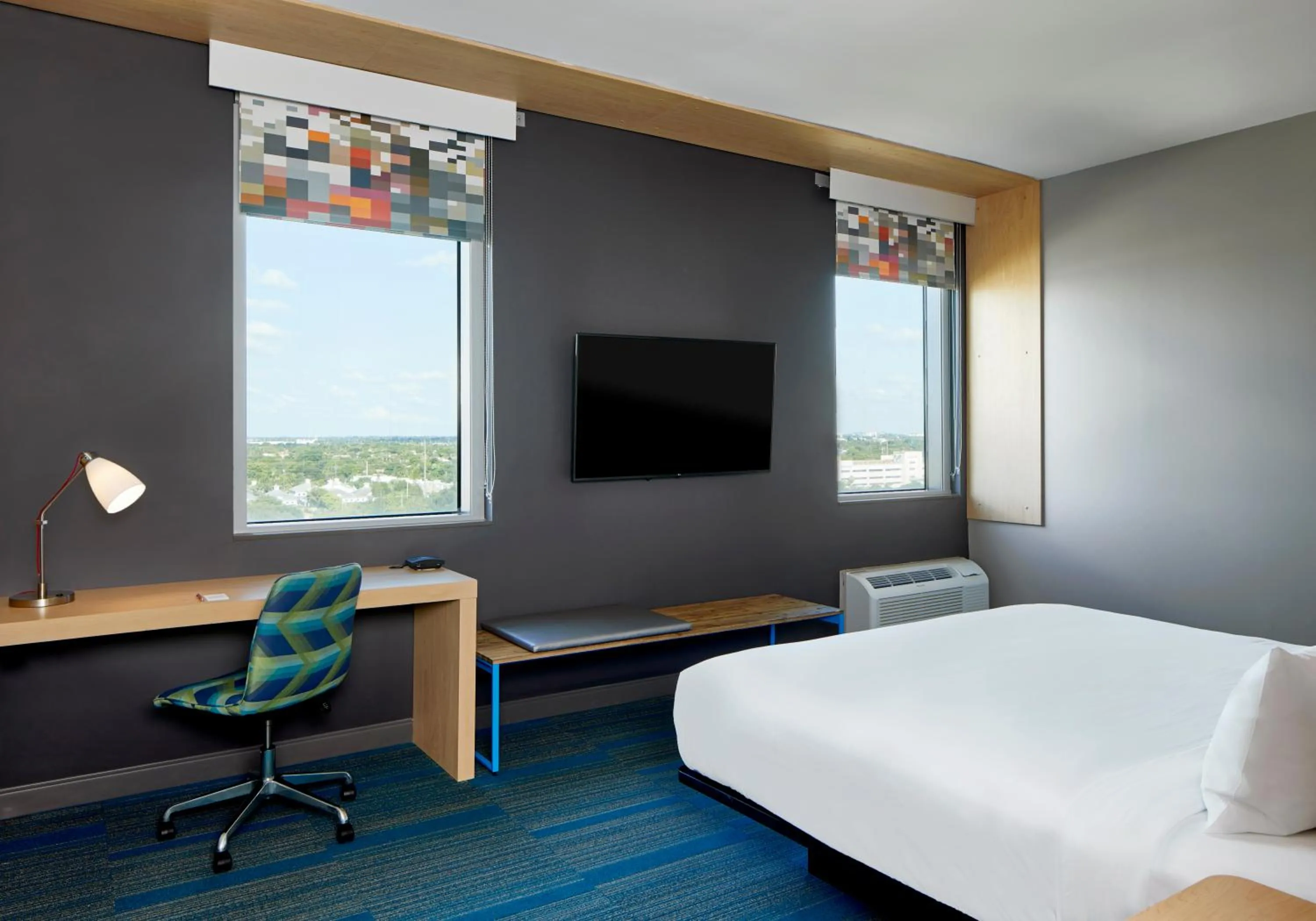 Bedroom, Bed in Aloft Miami Aventura