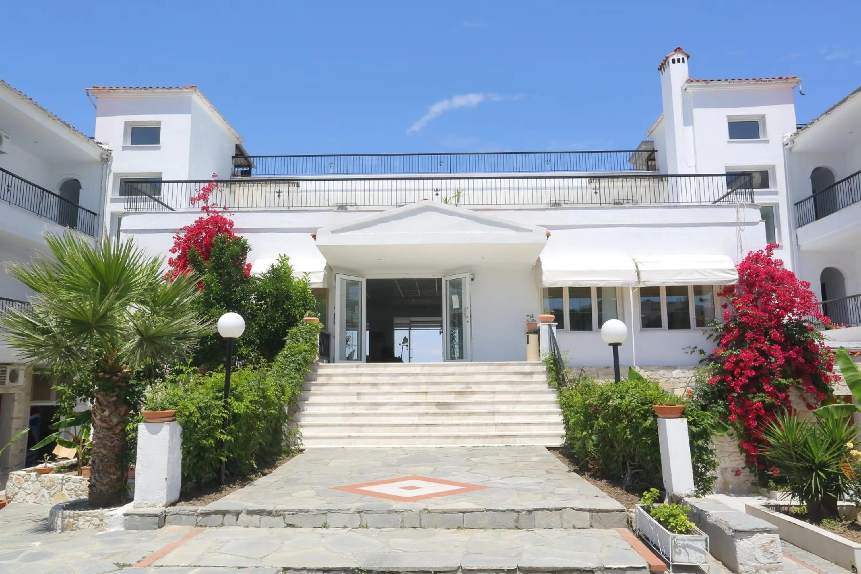 Facade/entrance in Hilltop