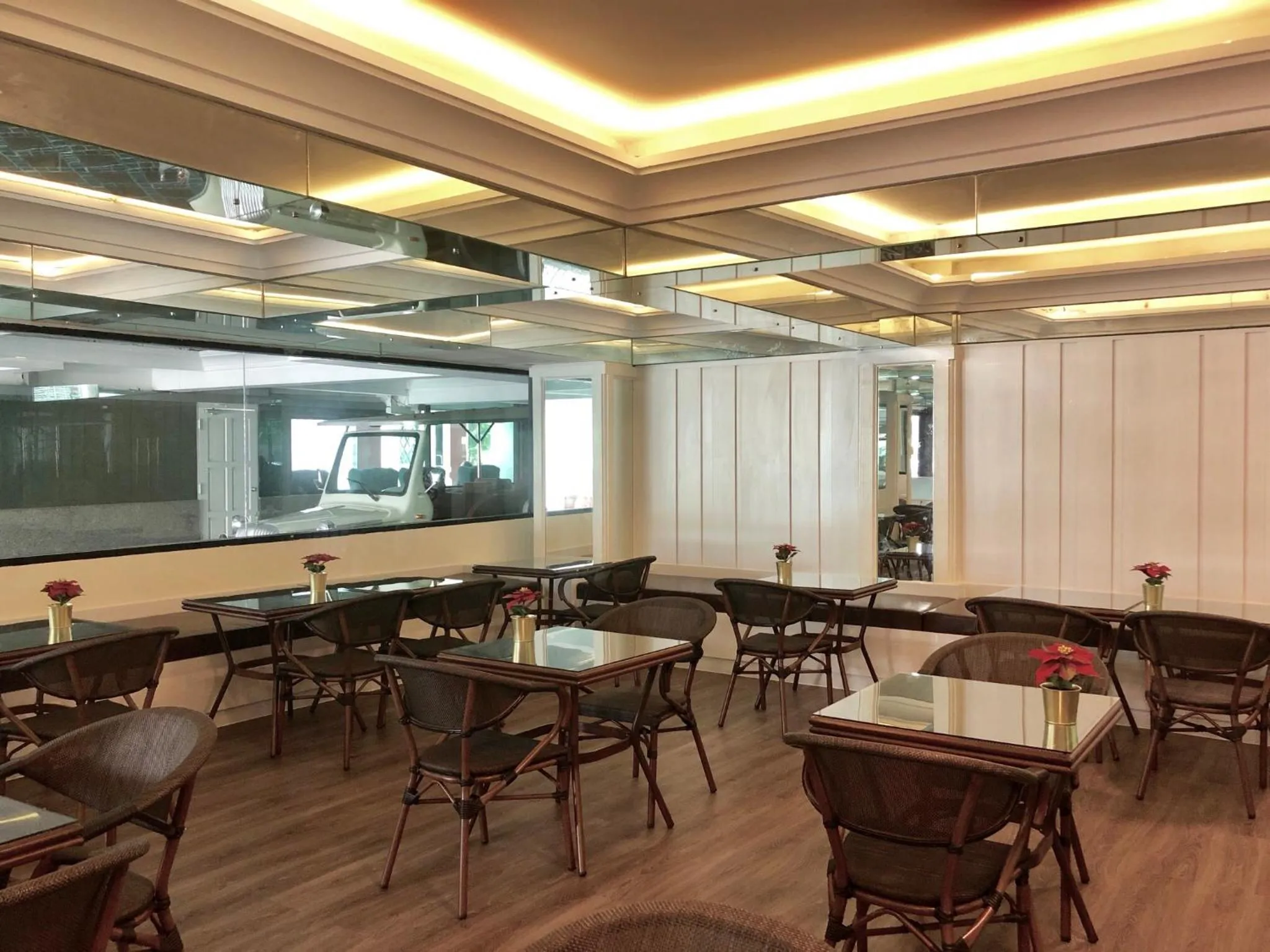 Restaurant/places to eat in Romance Hotel Sukhumvit 97