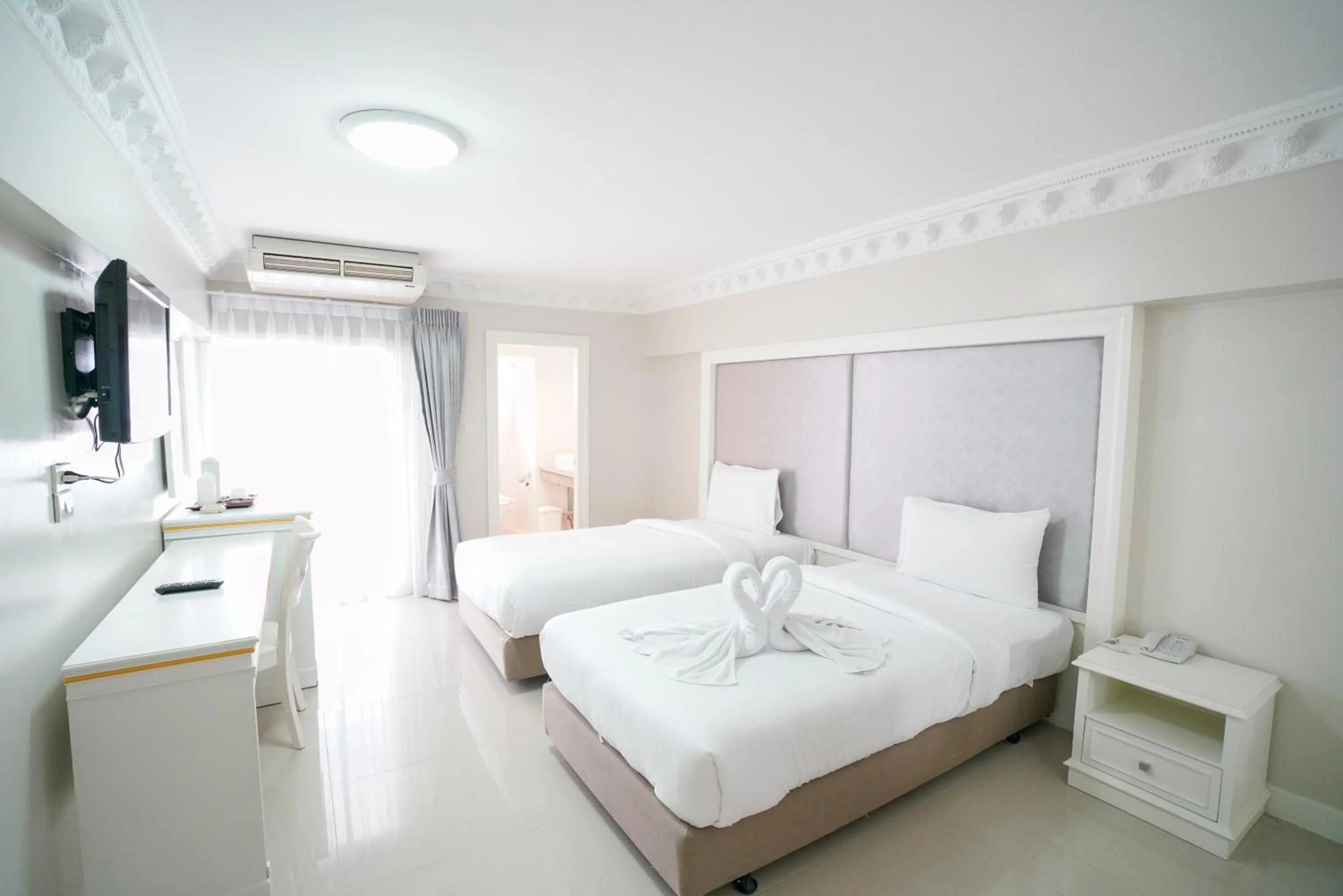Photo of the whole room, Bed in Romance Hotel Sukhumvit 97