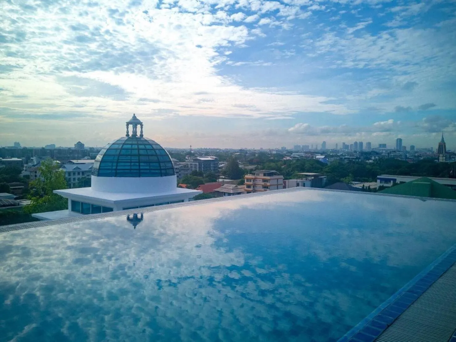 Pool view in Romance Hotel Sukhumvit 97