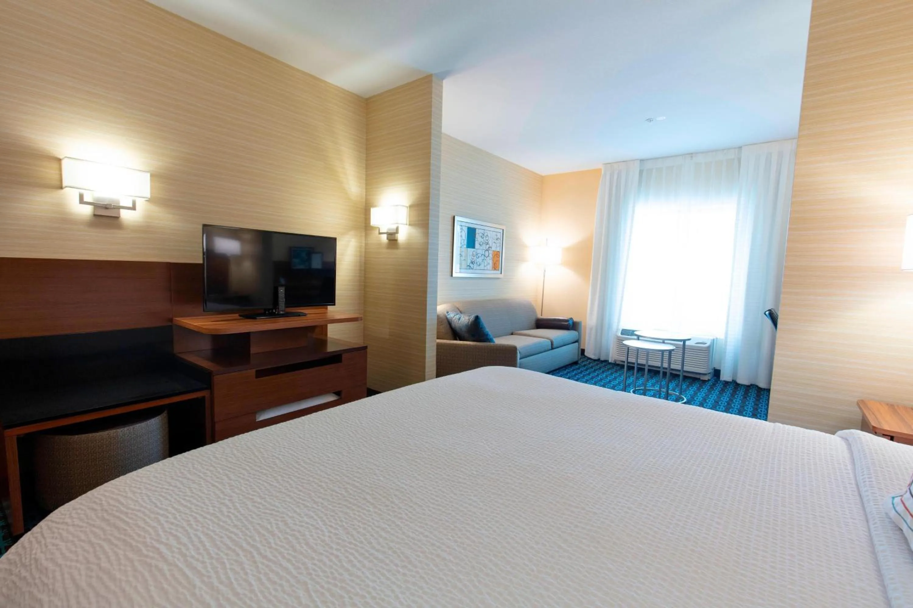 Photo of the whole room, Bed in Fairfield Inn & Suites by Marriott Atlanta Woodstock