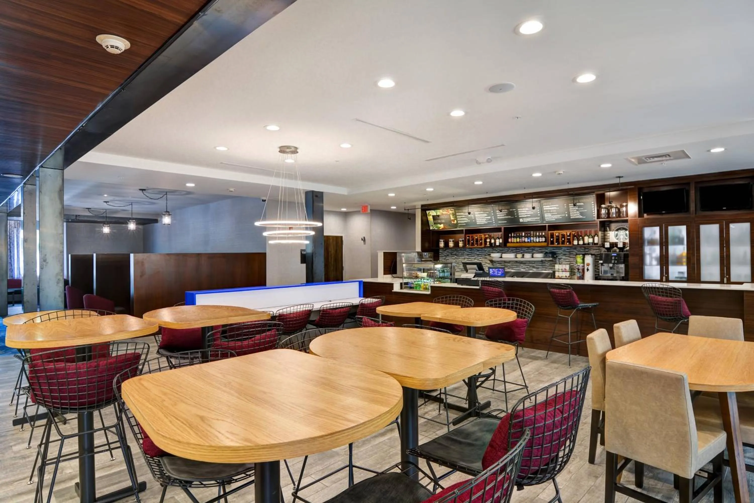 Lounge or bar in Courtyard by Marriott Long Island Islip/Courthouse Complex