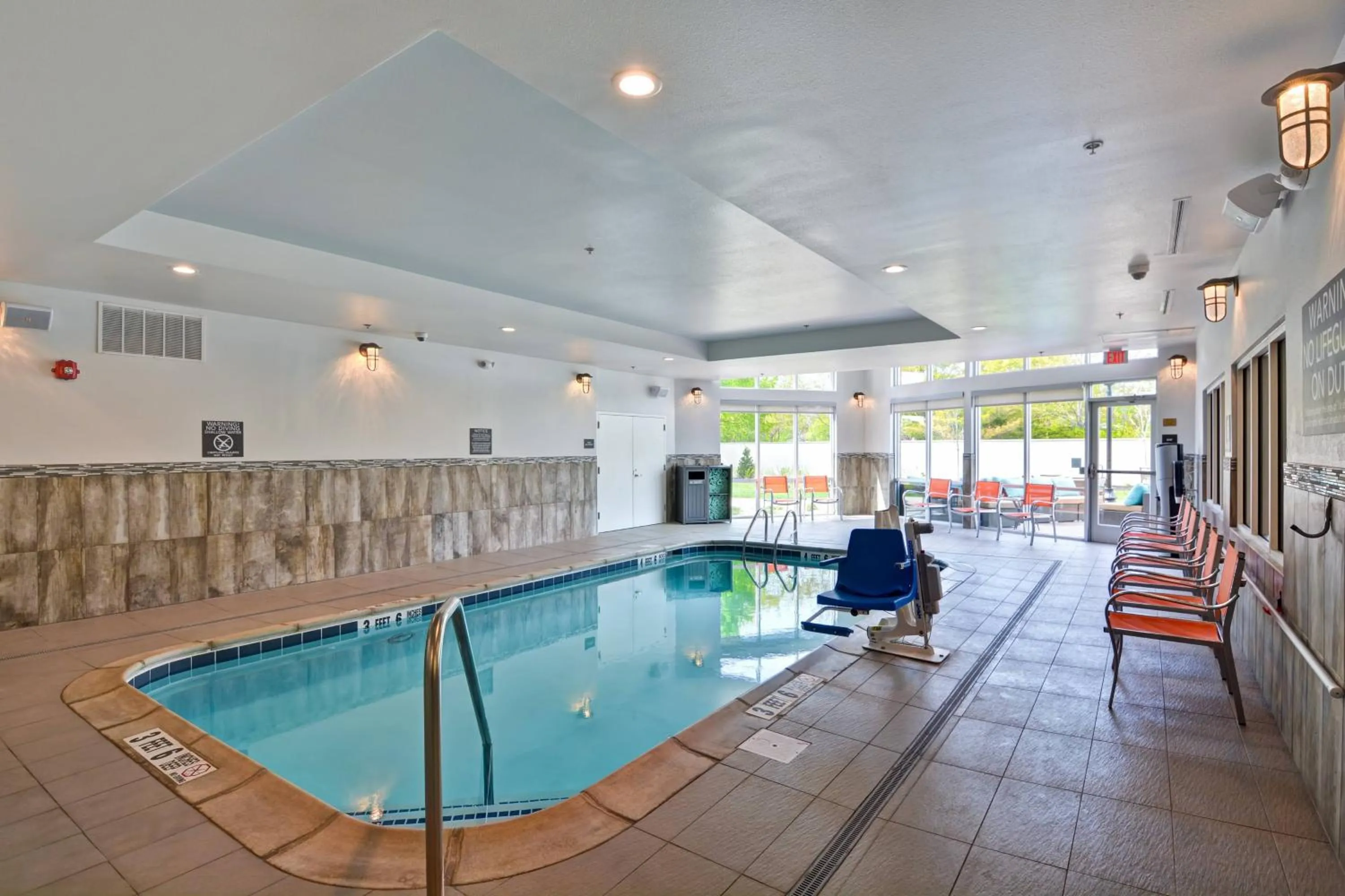 Swimming pool in Courtyard by Marriott Long Island Islip/Courthouse Complex