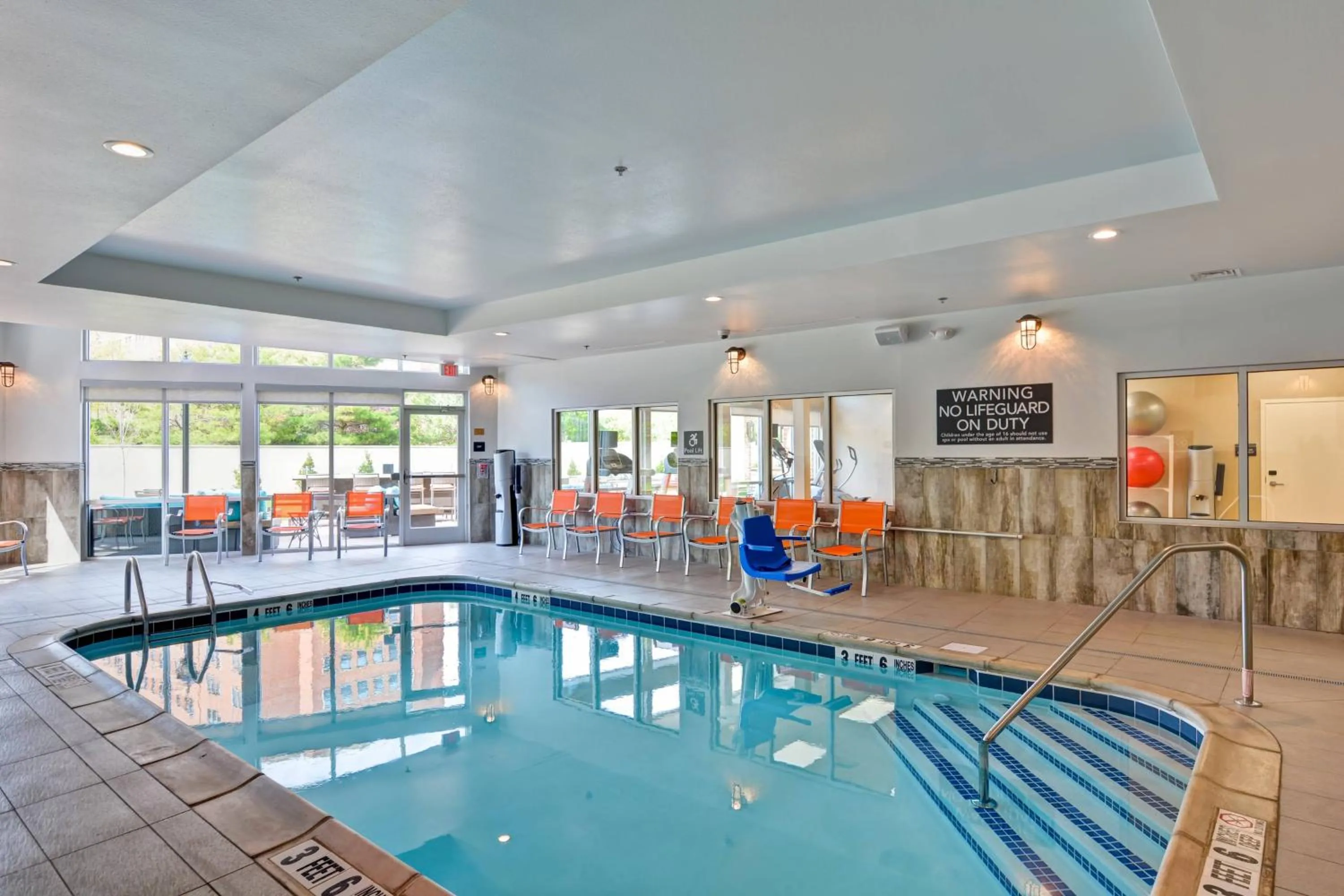 Swimming pool in Courtyard by Marriott Long Island Islip/Courthouse Complex