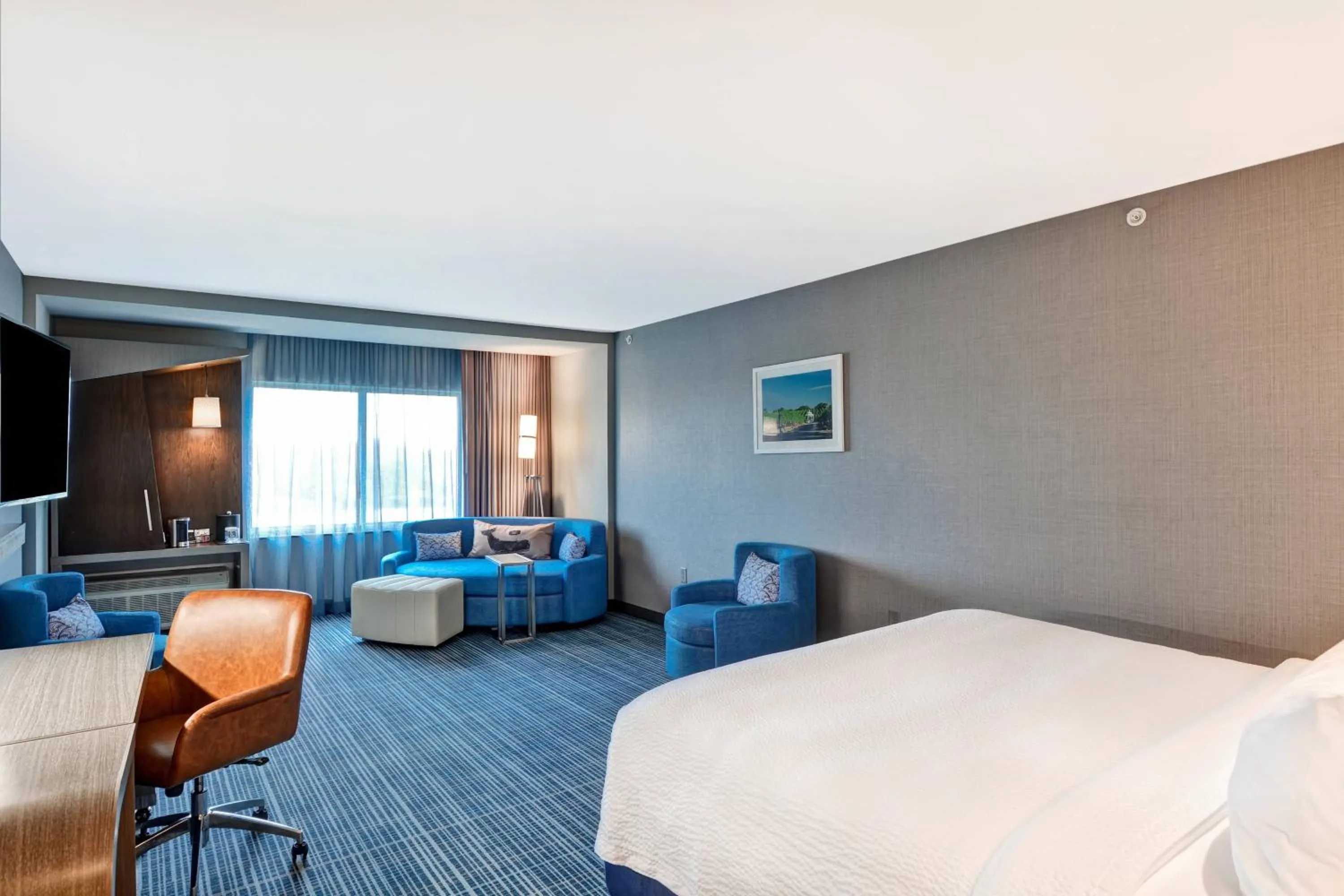 Photo of the whole room, Bed in Courtyard by Marriott Long Island Islip/Courthouse Complex