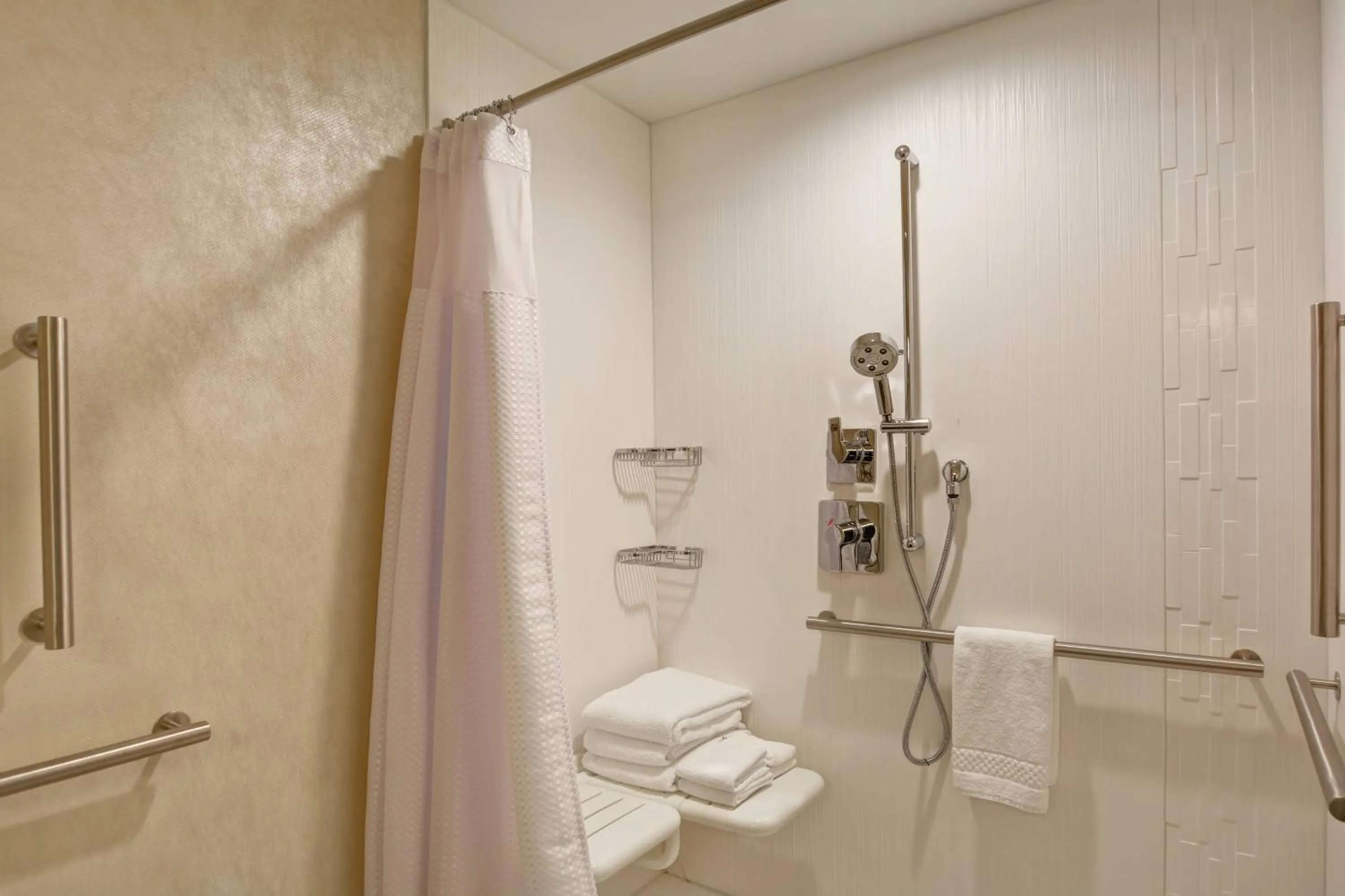 Bathroom in Courtyard by Marriott Long Island Islip/Courthouse Complex