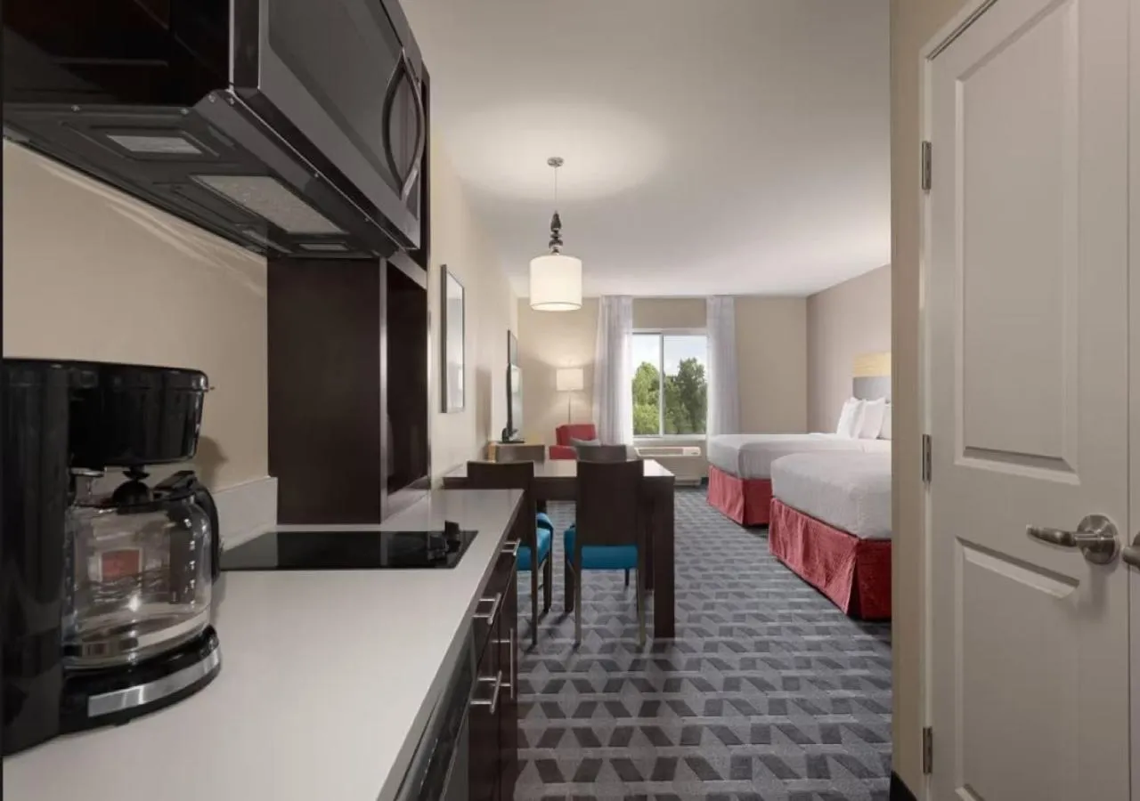 Kitchen or kitchenette, Bed in TownePlace Suites by Marriott Lexington Keeneland/Airport