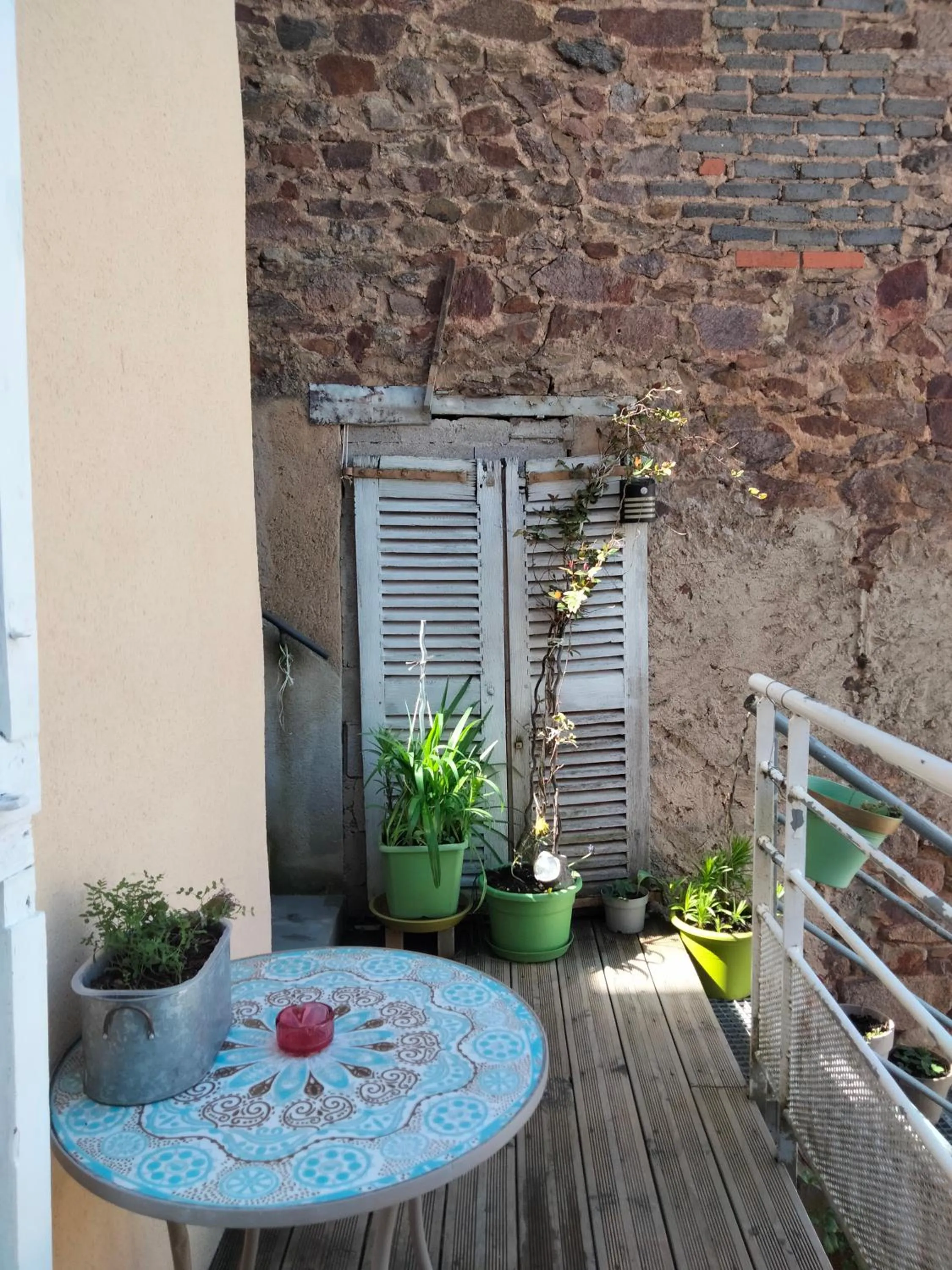 Inner courtyard view in Les Chambres Hautes d'Anastasia