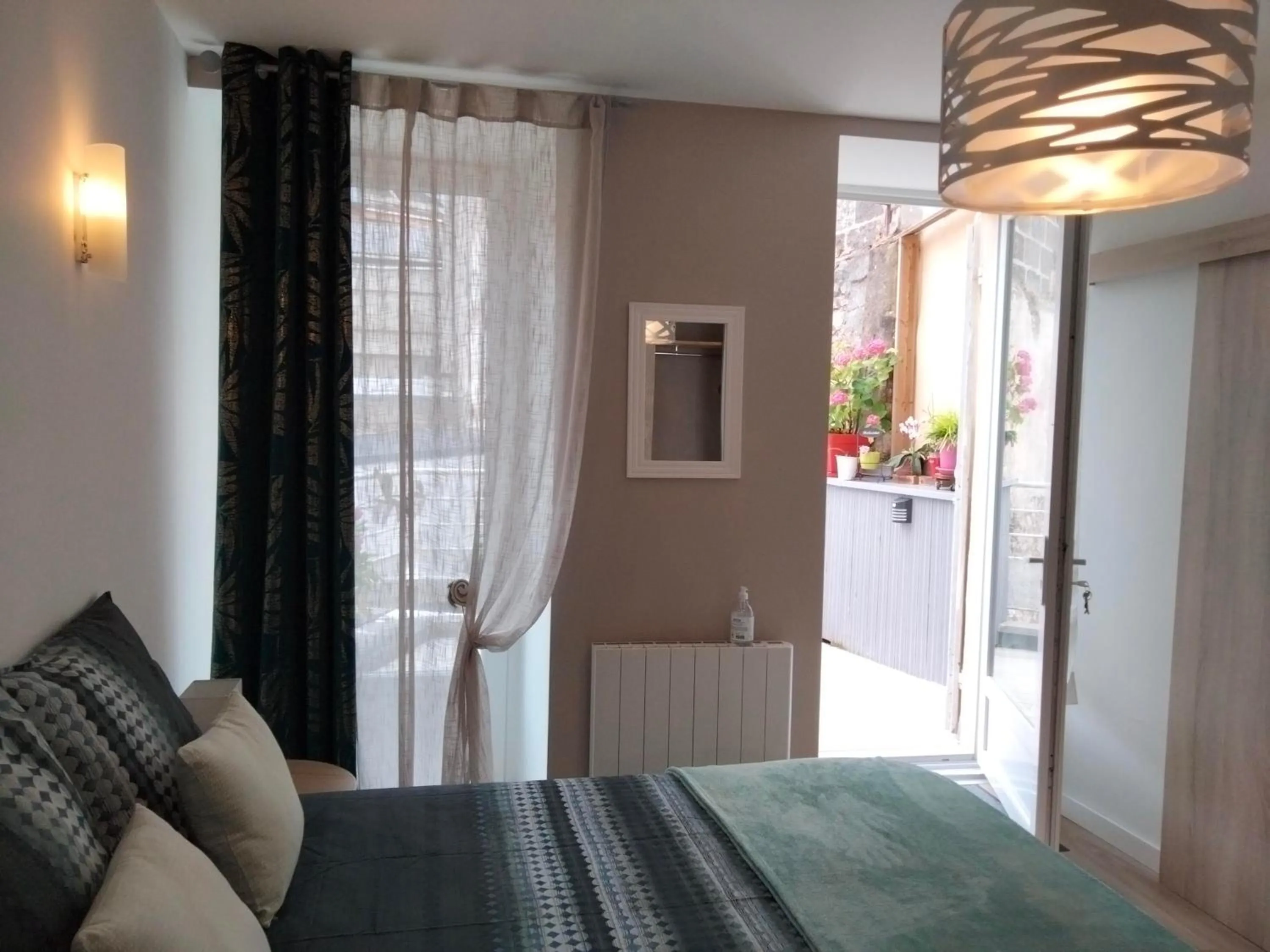 Photo of the whole room, Bed in Les Chambres Hautes d'Anastasia