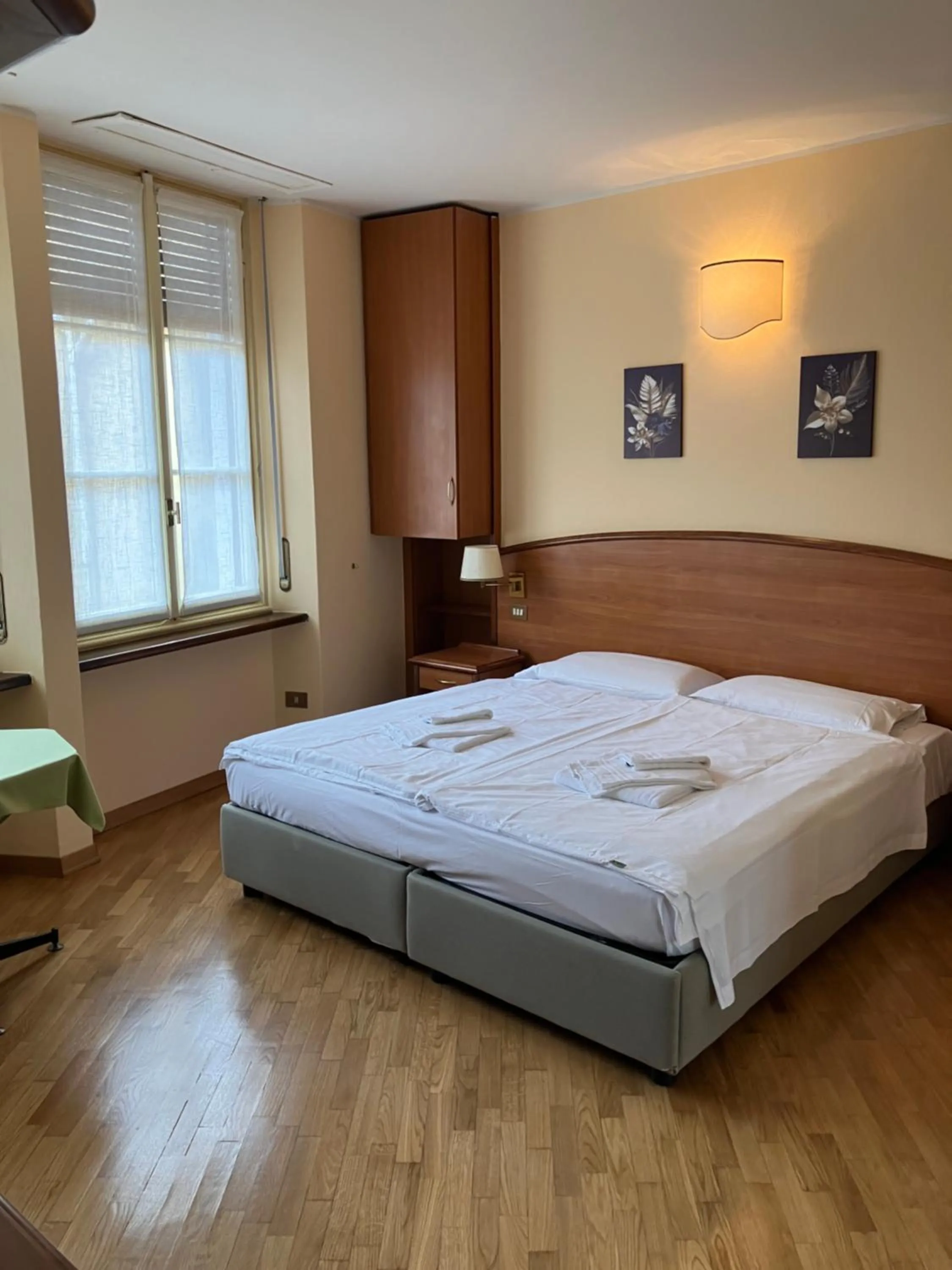 Bedroom, Bed in Hotel Saini with Air conditioning