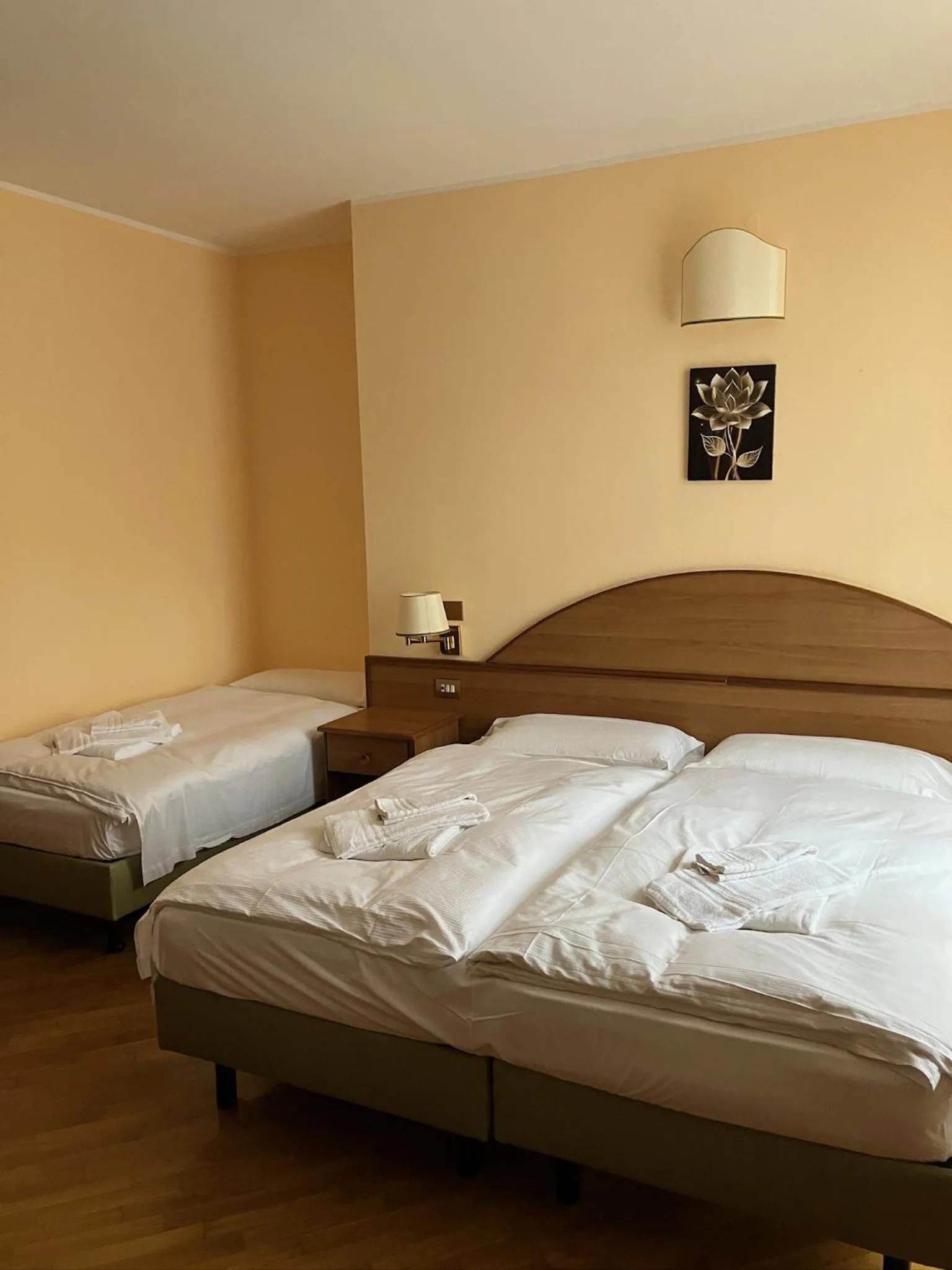 Bedroom, Bed in Hotel Saini with Air conditioning