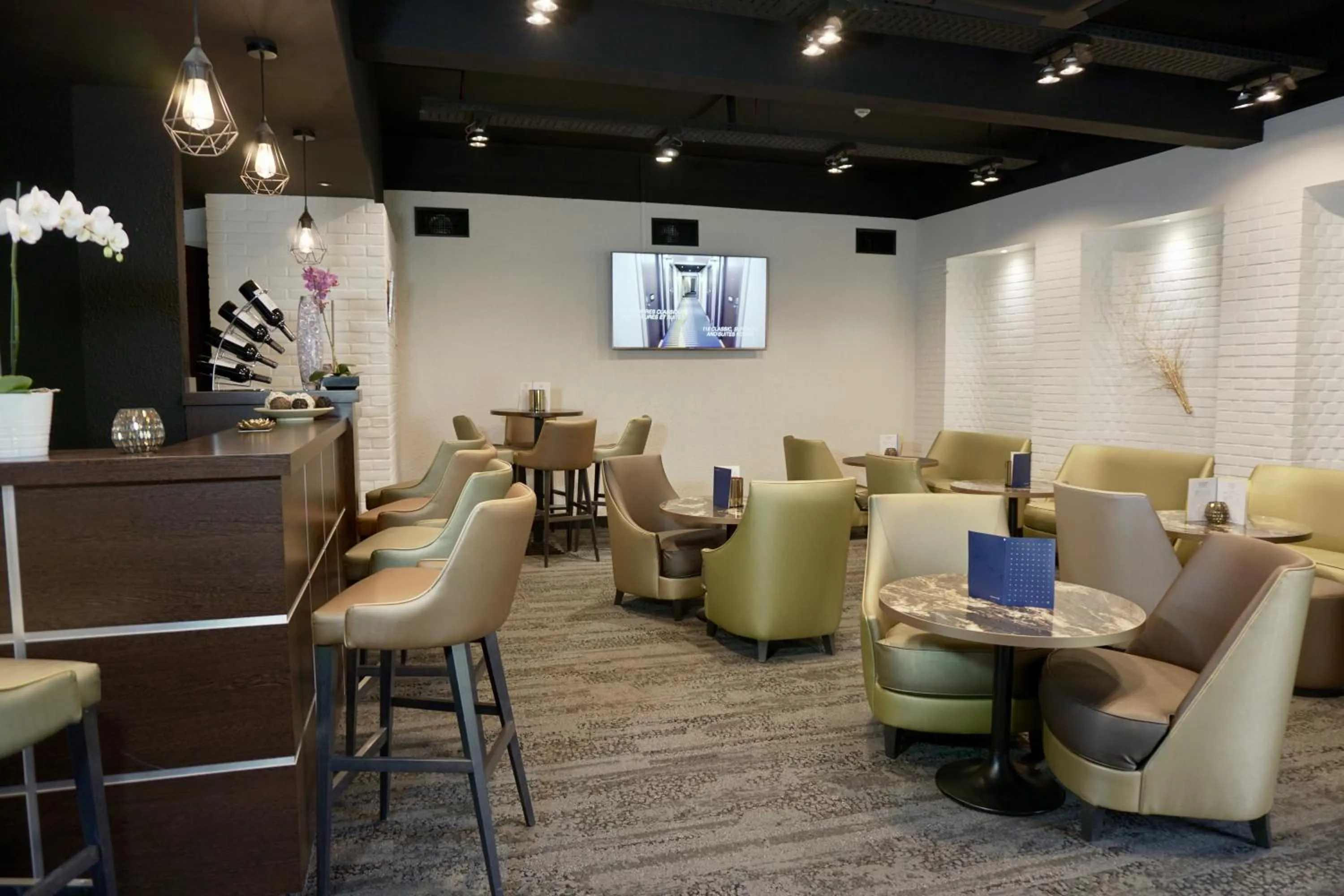 Living room in Golden Tulip Roissy Saint Witz