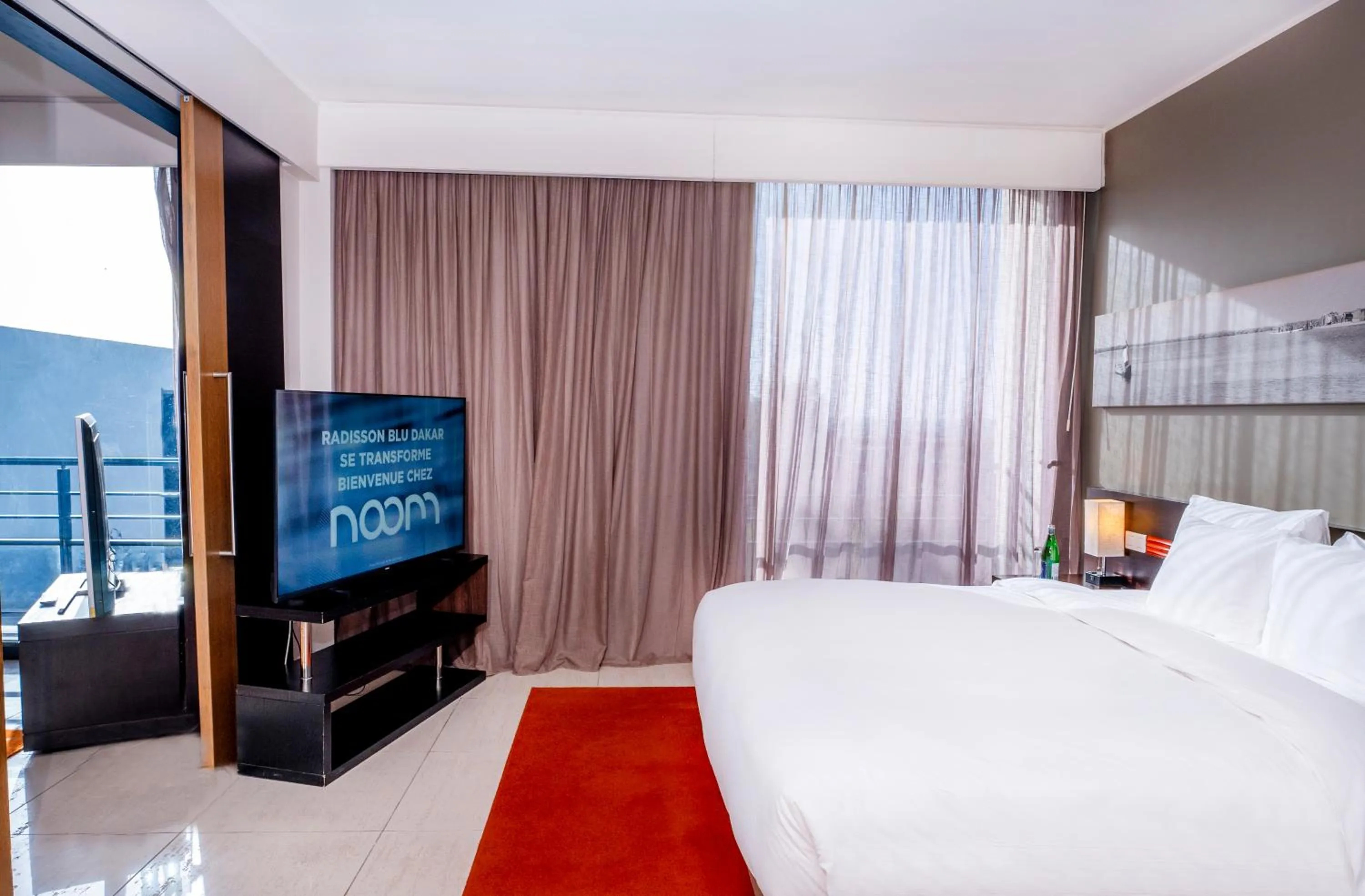 Communal lounge/ TV room, Bed in Noom Hotel Dakar Sea Plaza, a member of Radisson Individuals