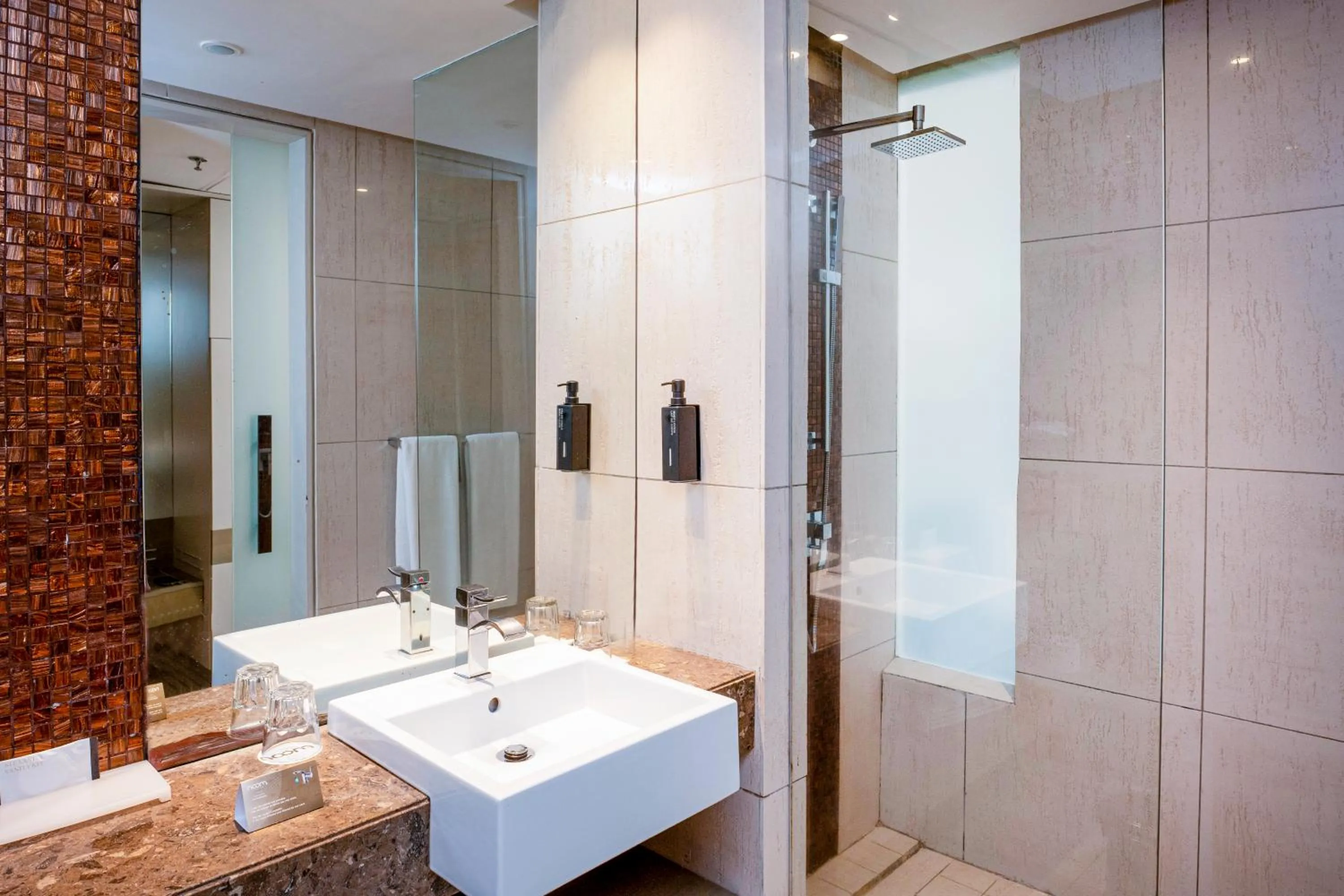 Shower in Noom Hotel Dakar Sea Plaza, a member of Radisson Individuals