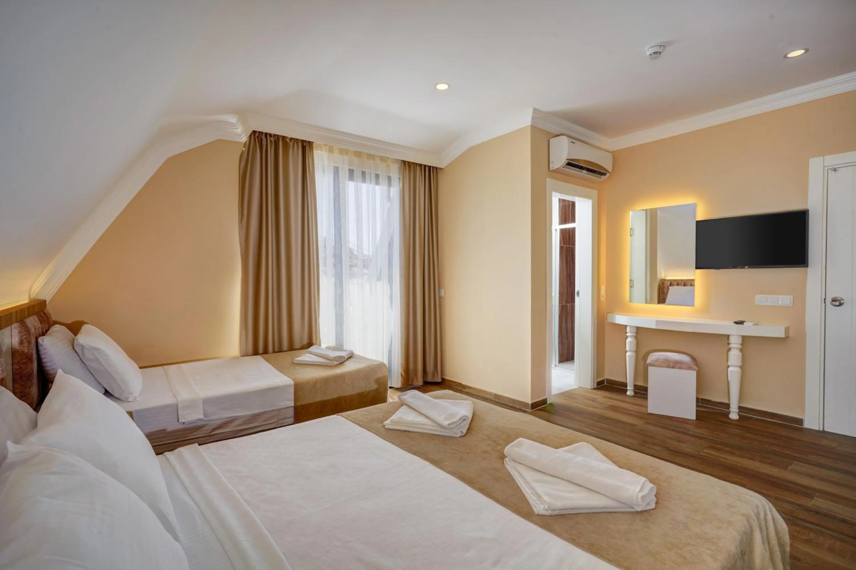 Photo of the whole room, Bed in Miss Cleopatra Hotel