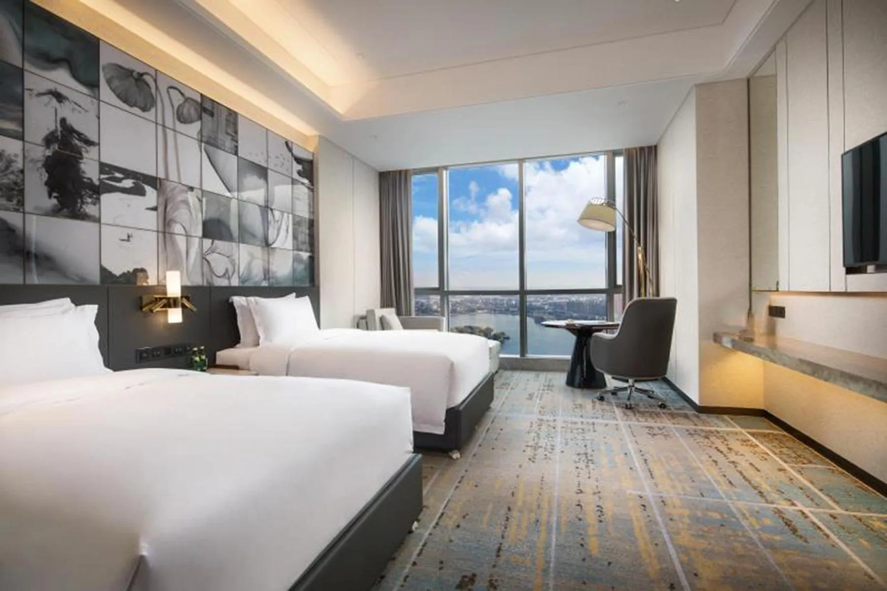 Photo of the whole room, Bed in Wyndham Grand Suzhou Fenhu