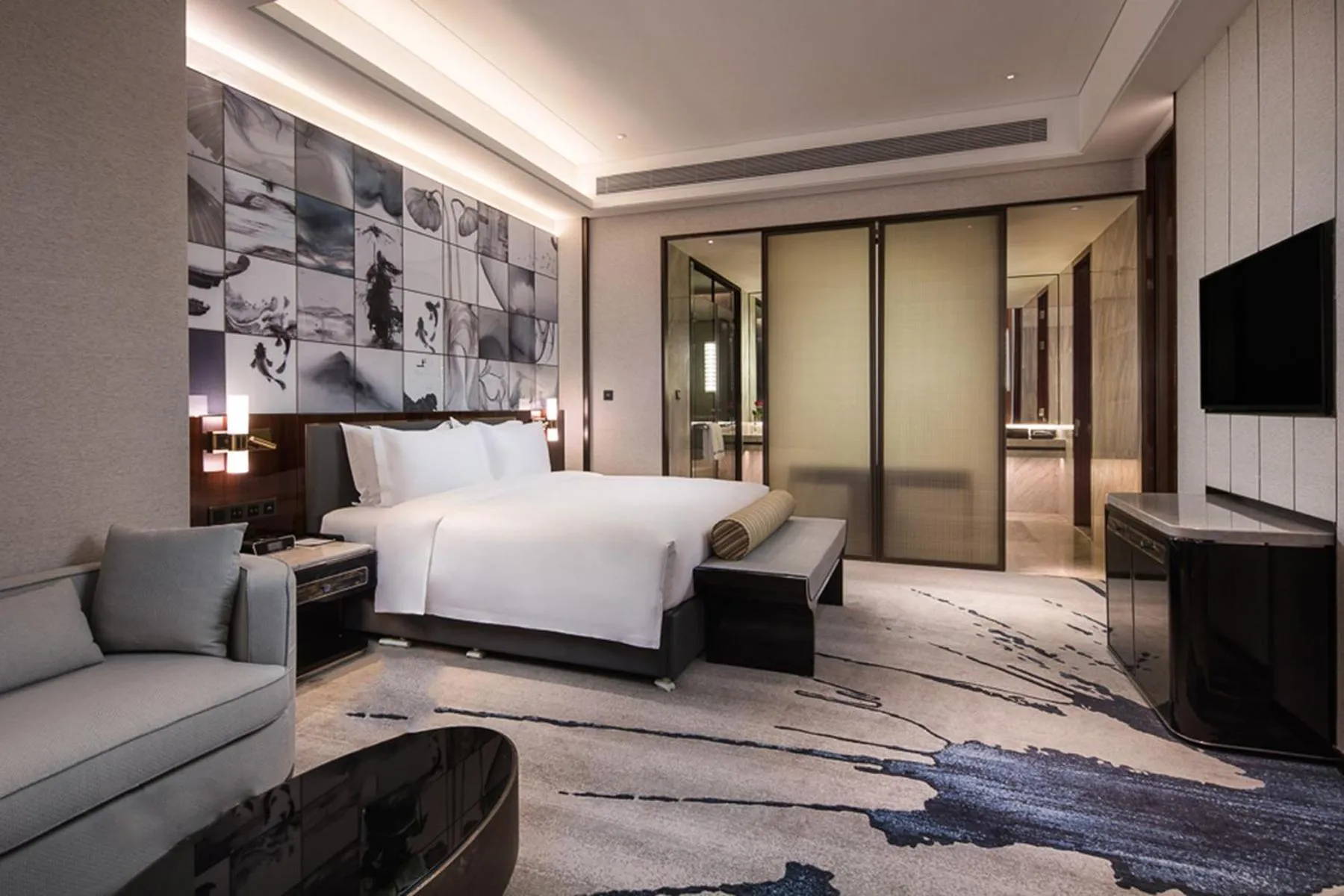 Photo of the whole room, Bed in Wyndham Grand Suzhou Fenhu