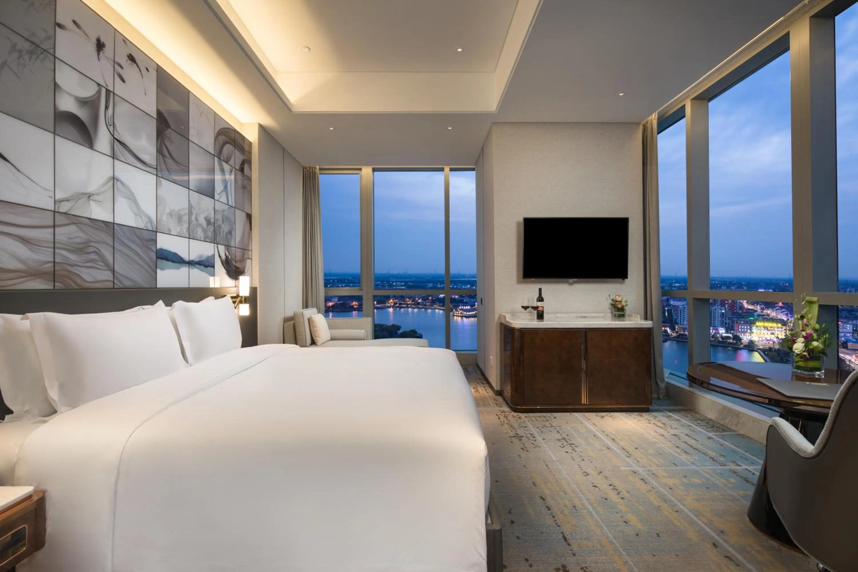 Photo of the whole room, Bed in Wyndham Grand Suzhou Fenhu