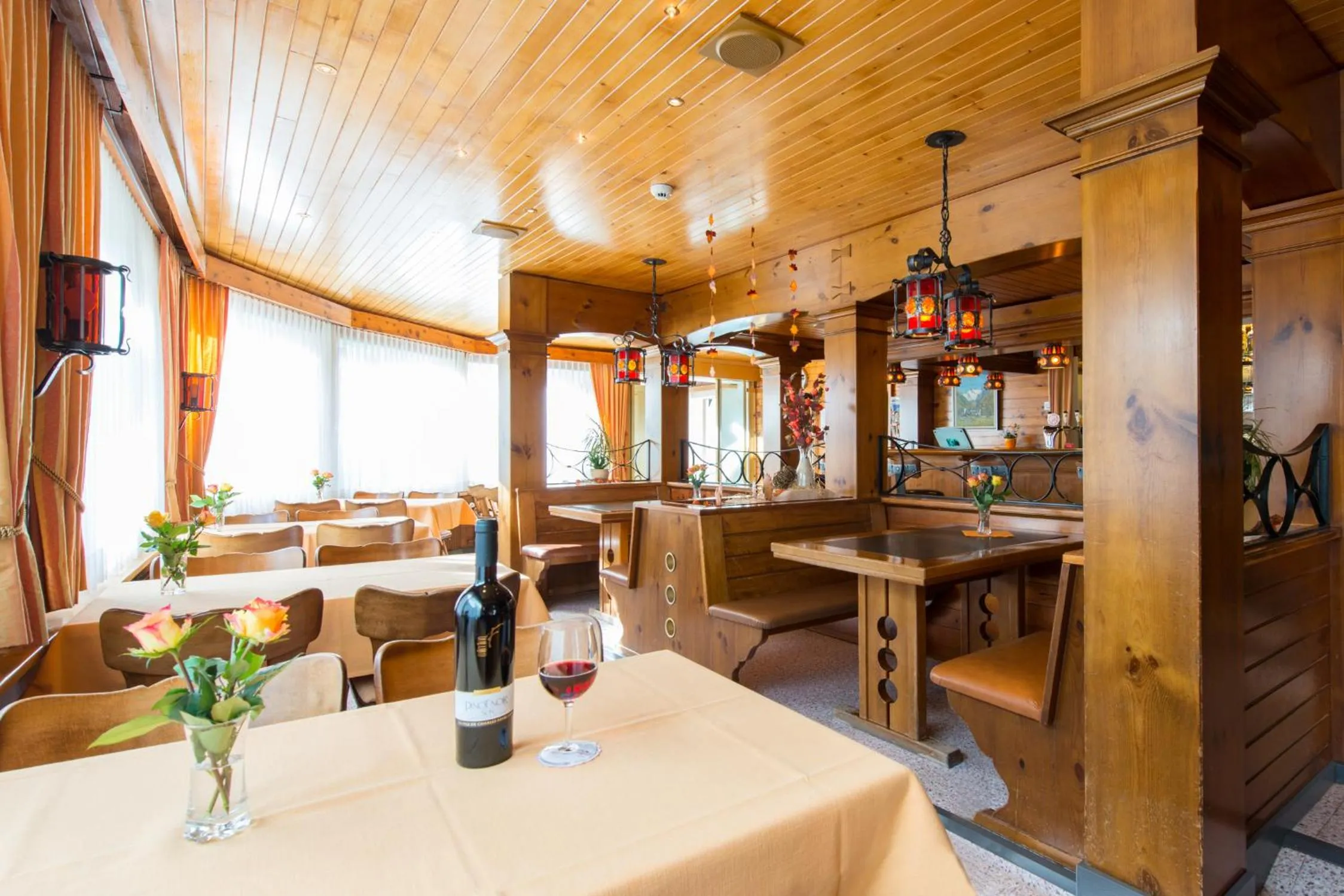 Restaurant/places to eat in Hotel Portjengrat