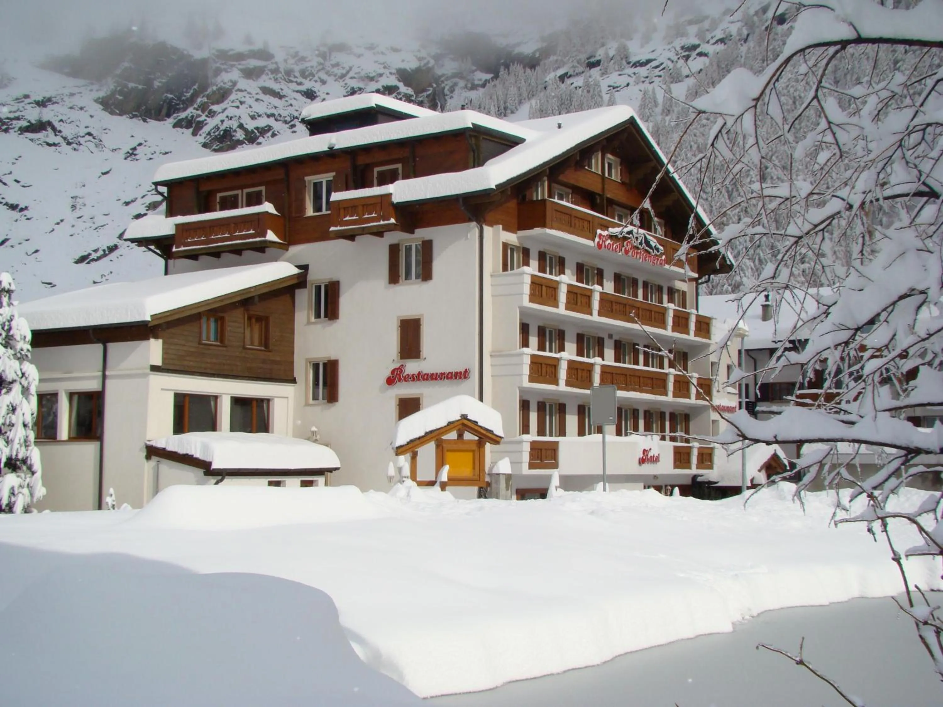 Facade/entrance in Hotel Portjengrat