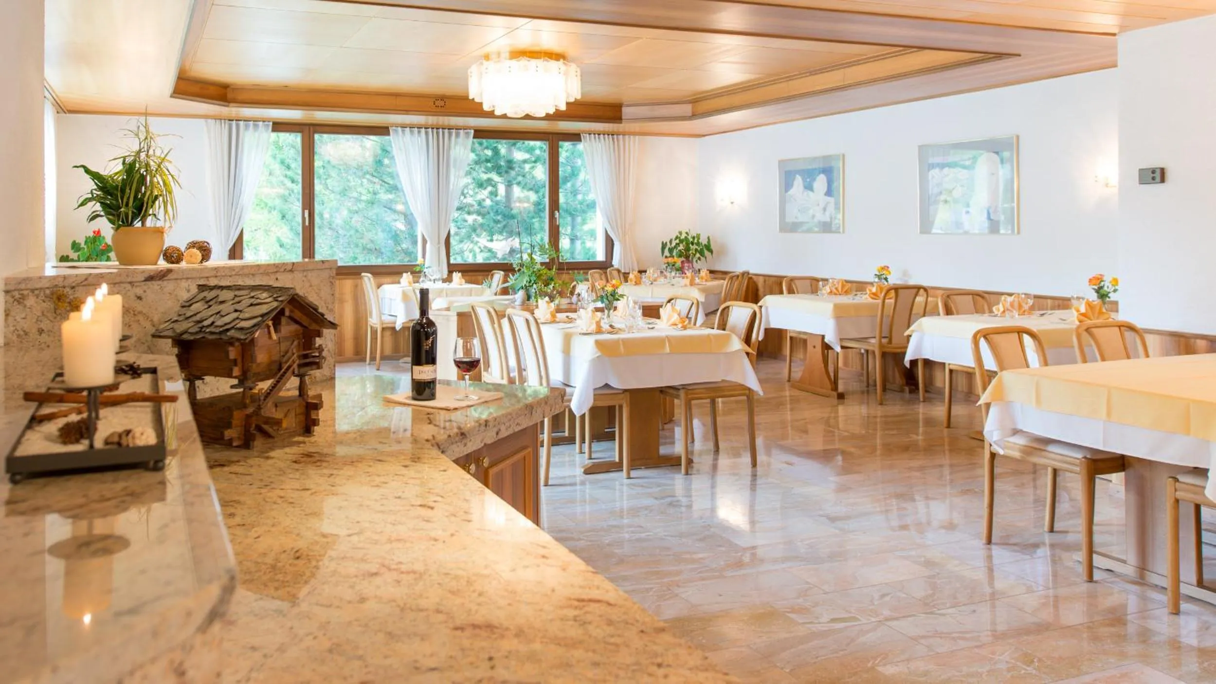 Buffet breakfast in Hotel Portjengrat