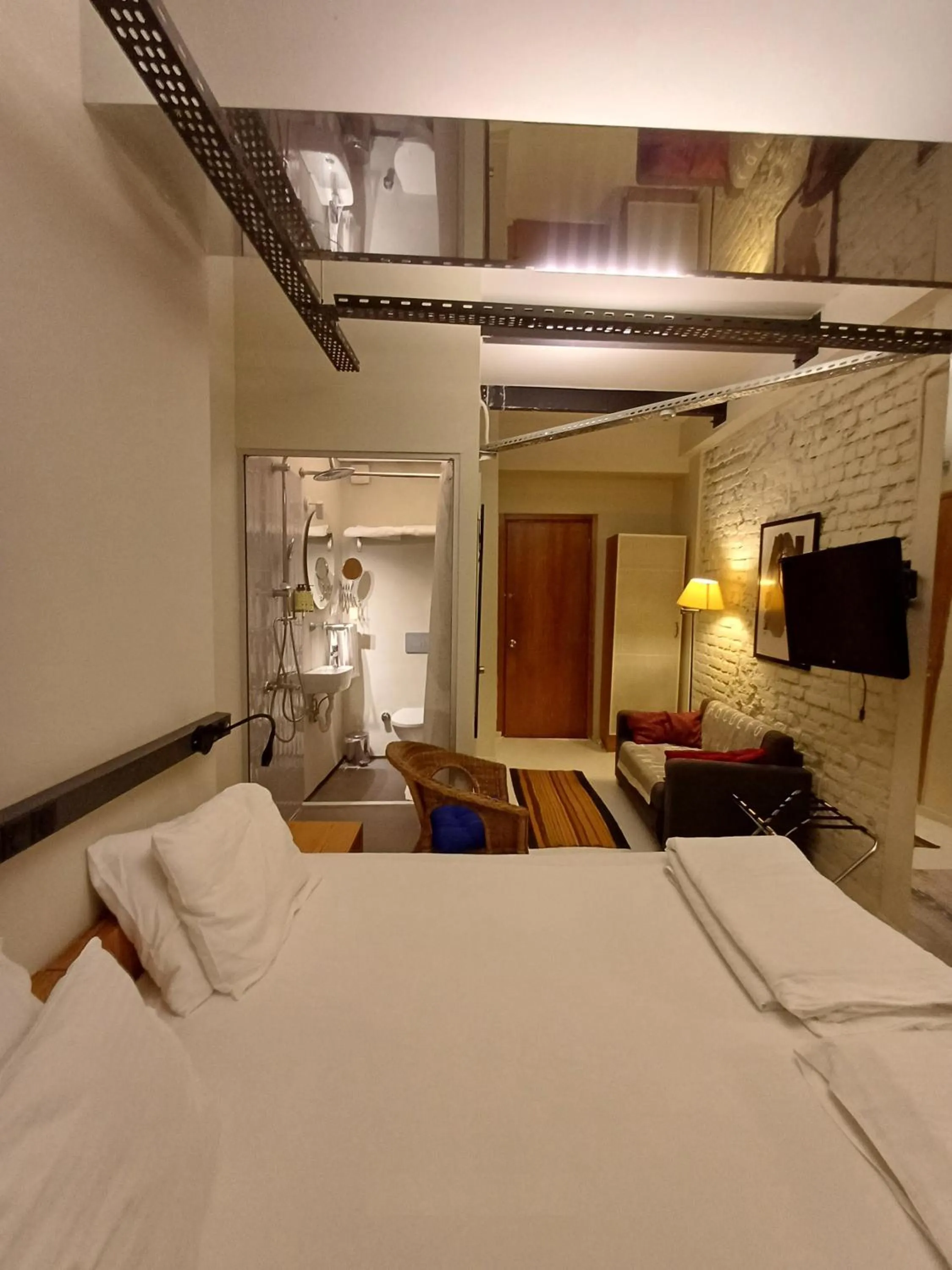 Shower, Bed in Peradays