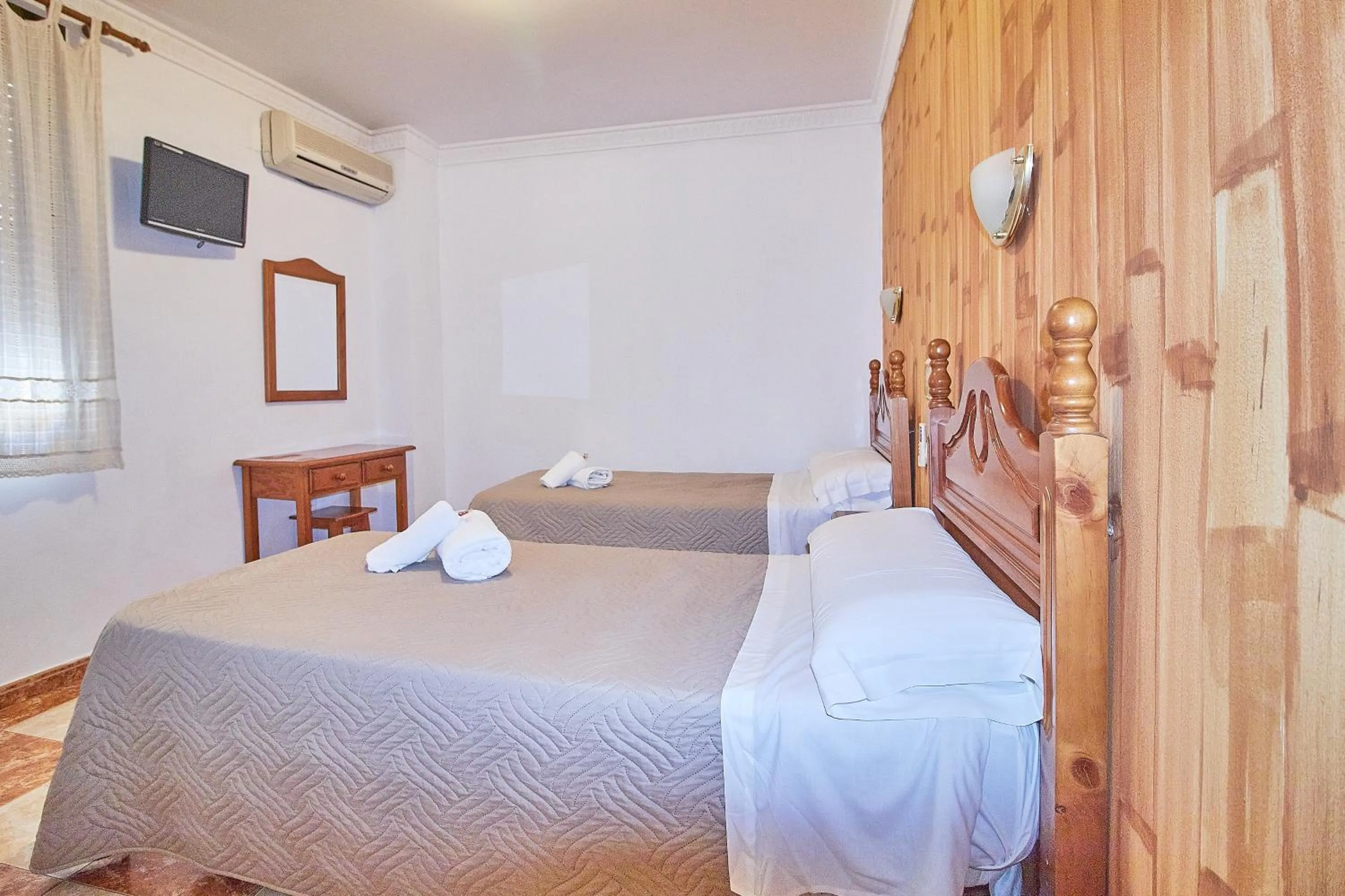 Bedroom, Bed in Hotel Virgen de los Reyes