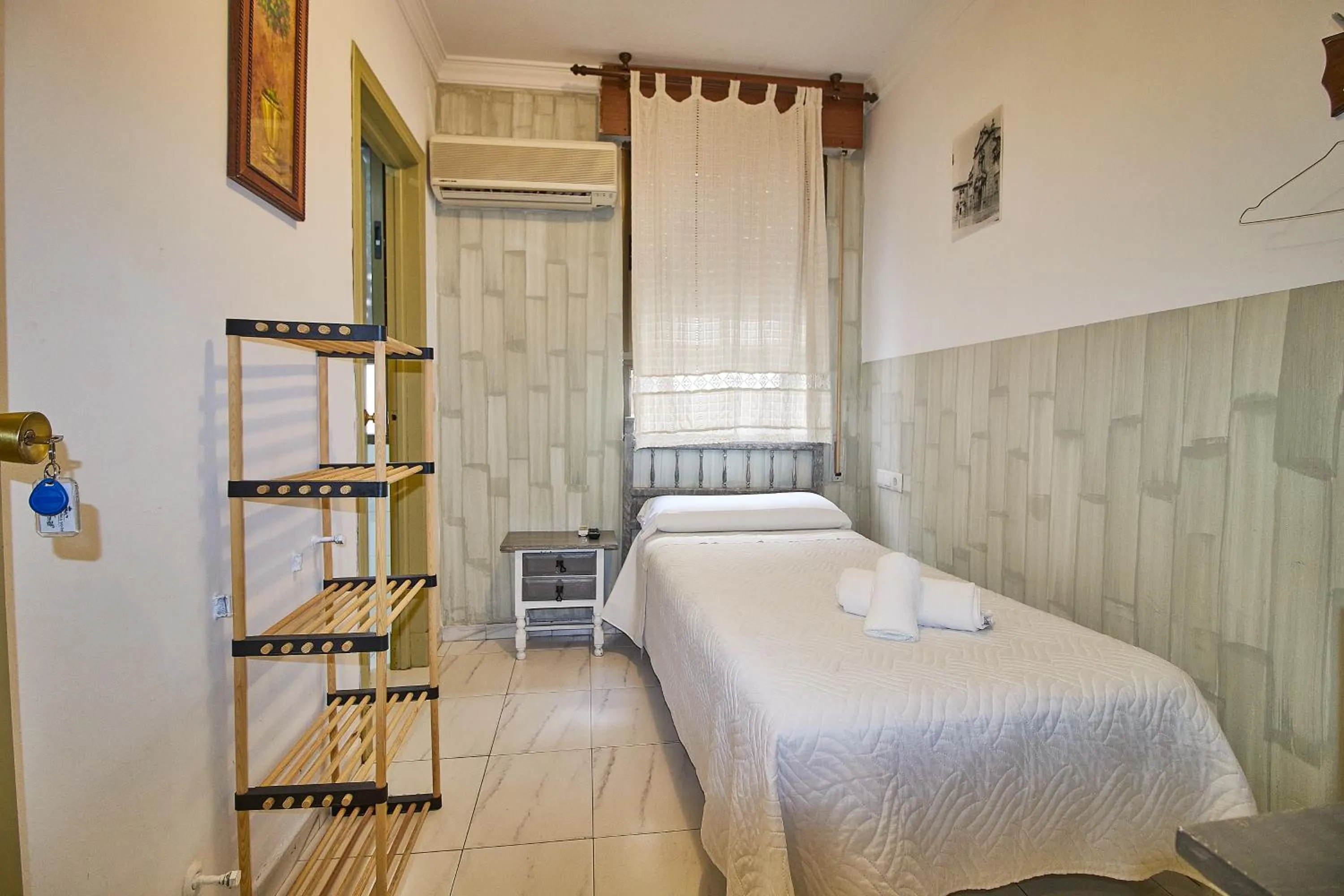 Bedroom, Bed in Hotel Virgen de los Reyes