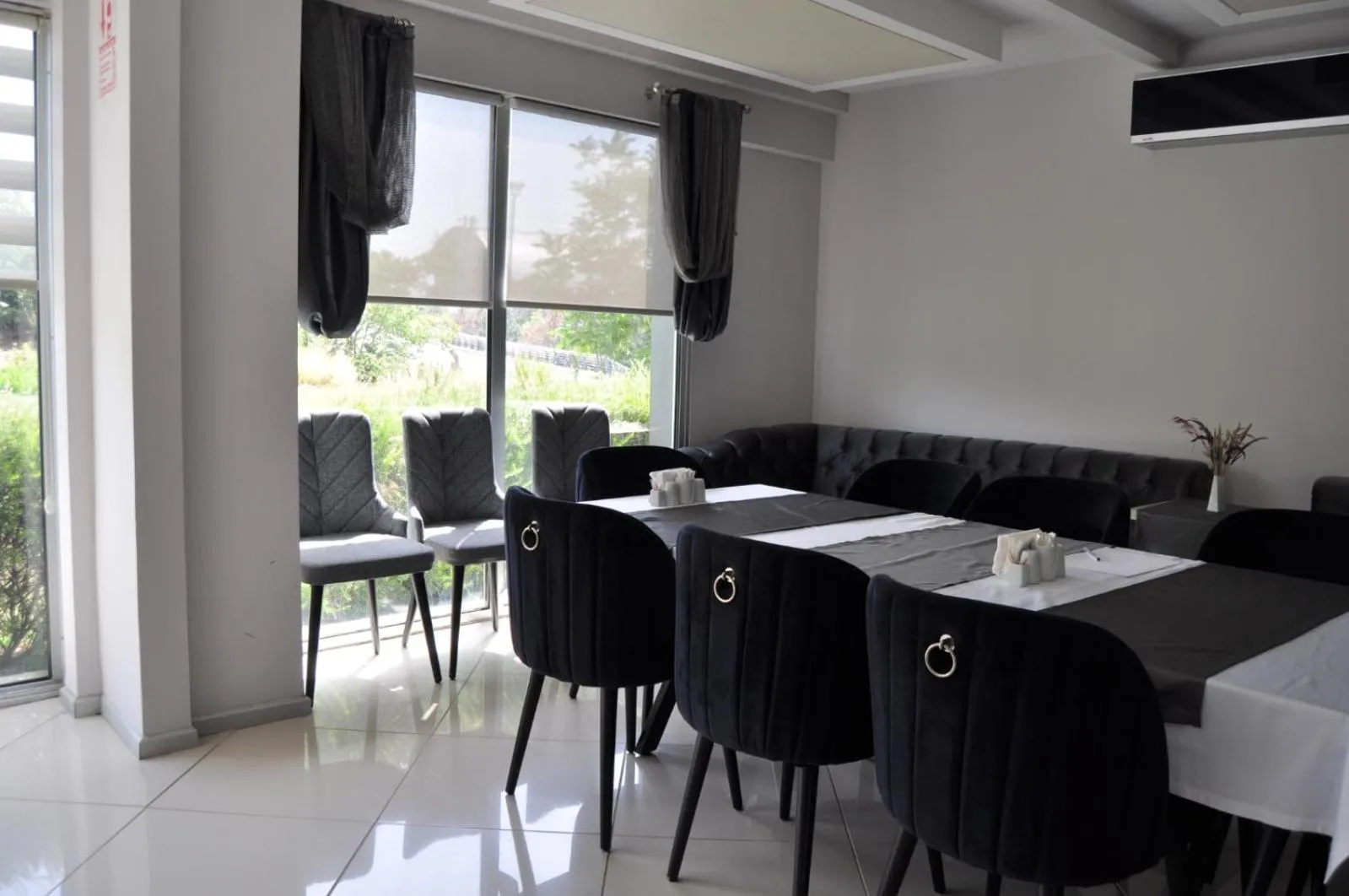 Restaurant/places to eat in Orty Airport Hotel