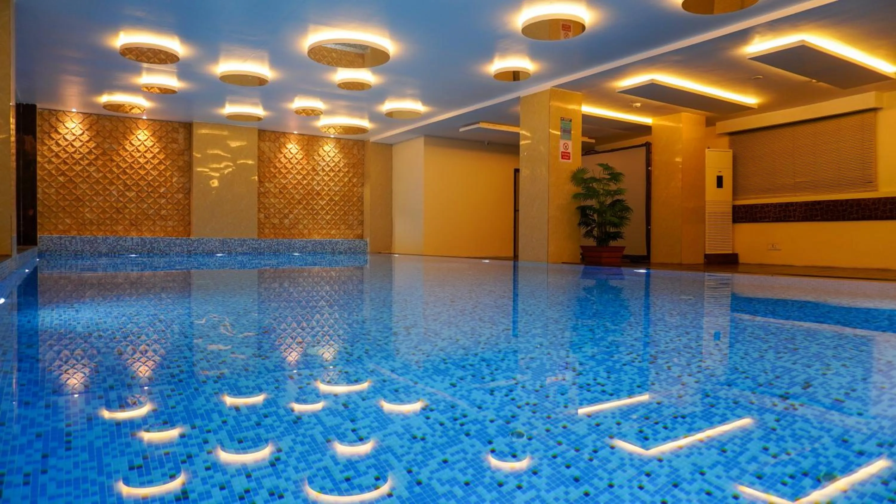 Swimming pool in Hotel Mansha Regency