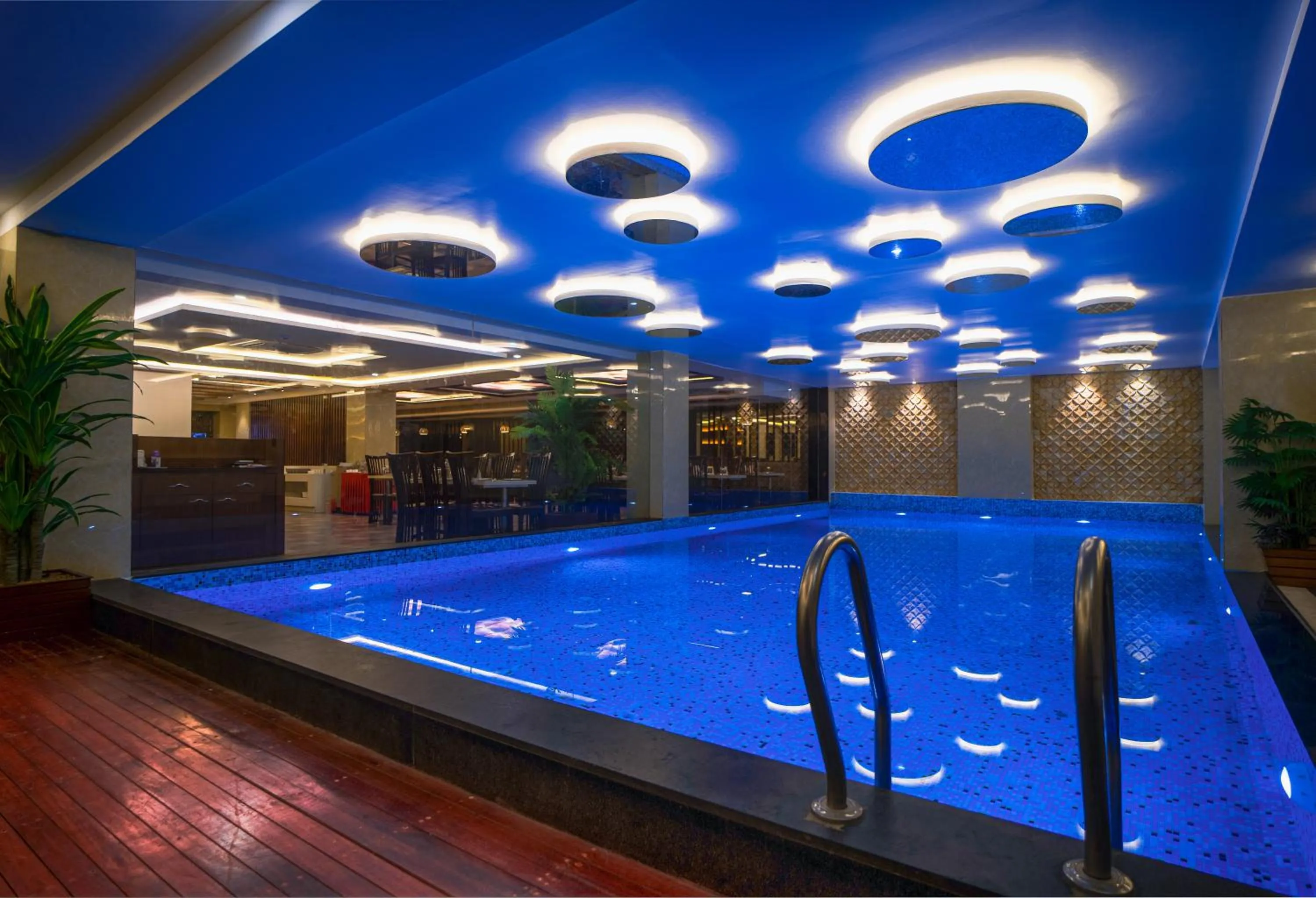 Swimming pool in Hotel Mansha Regency