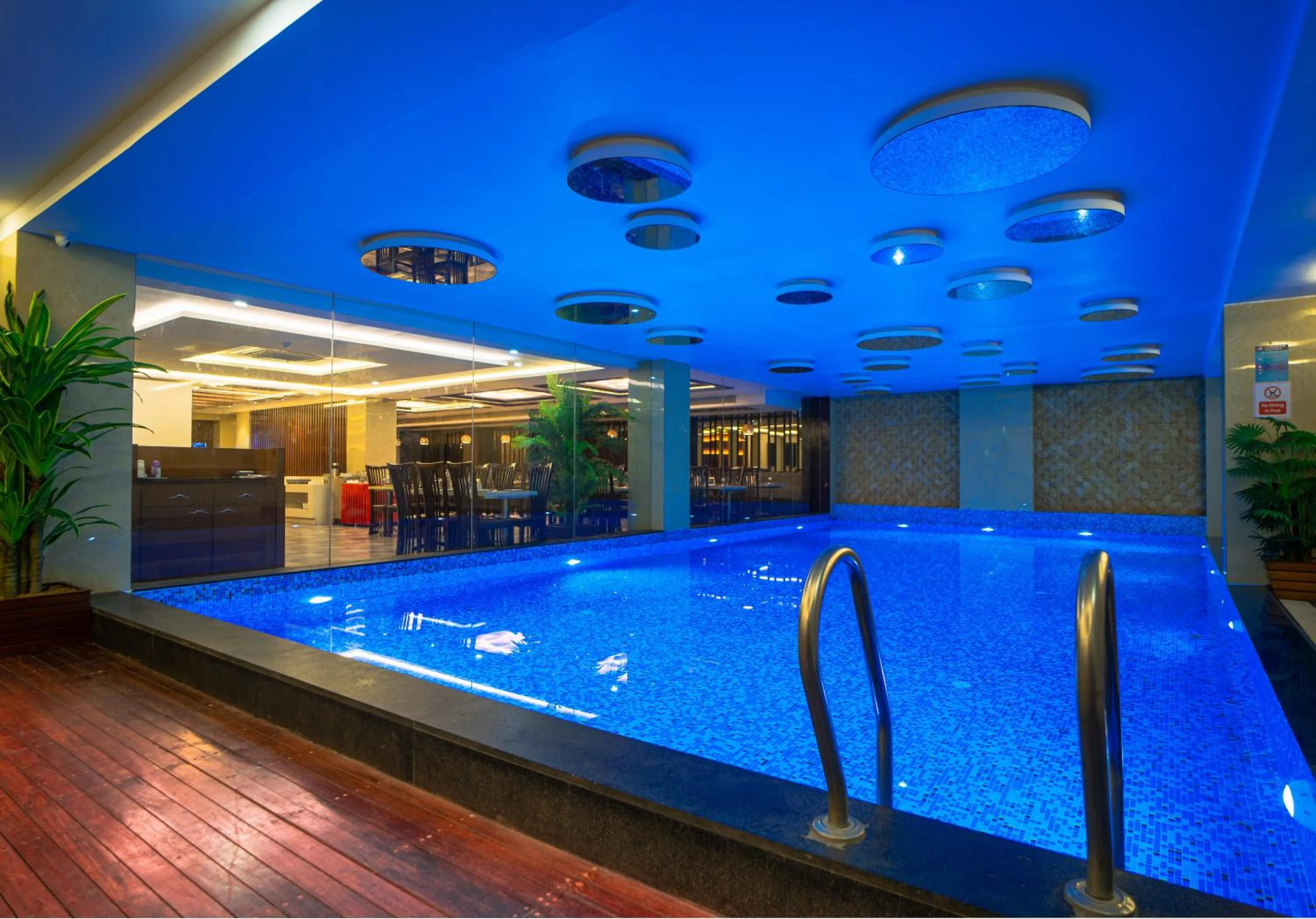 Swimming pool in Hotel Mansha Regency