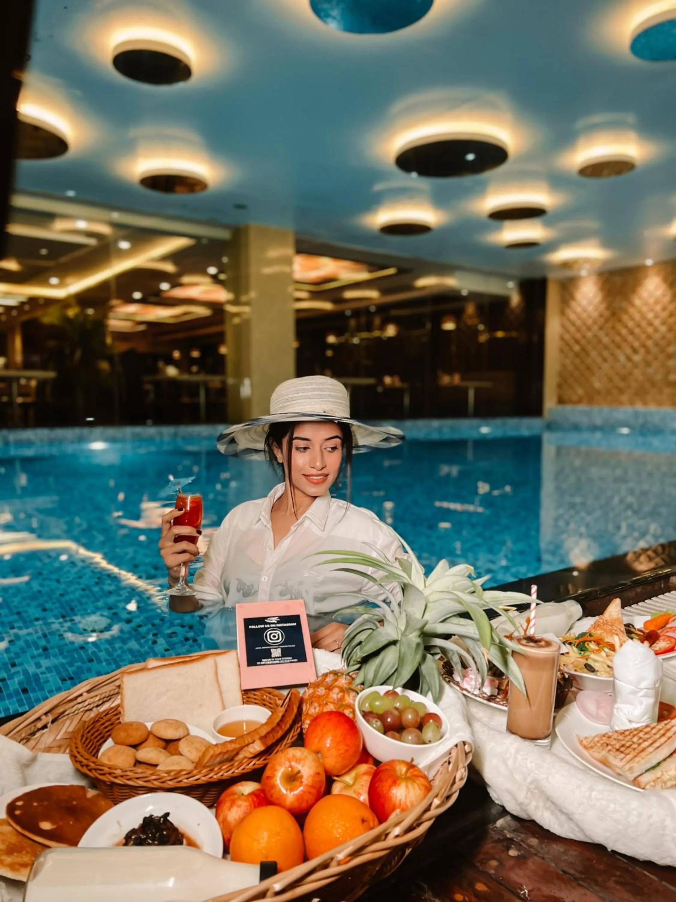 Swimming pool in Hotel Mansha Regency