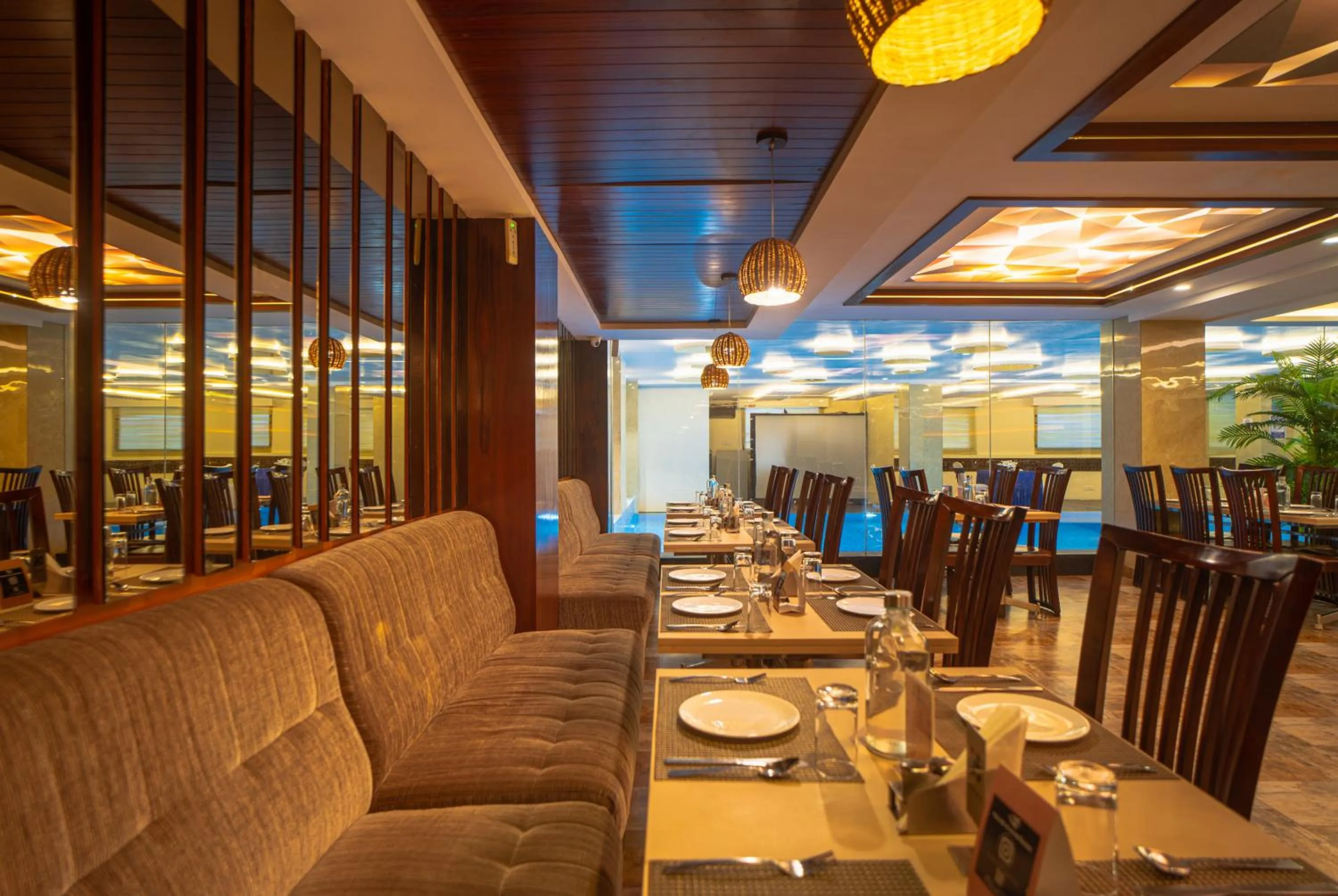 Restaurant/places to eat in Hotel Mansha Regency
