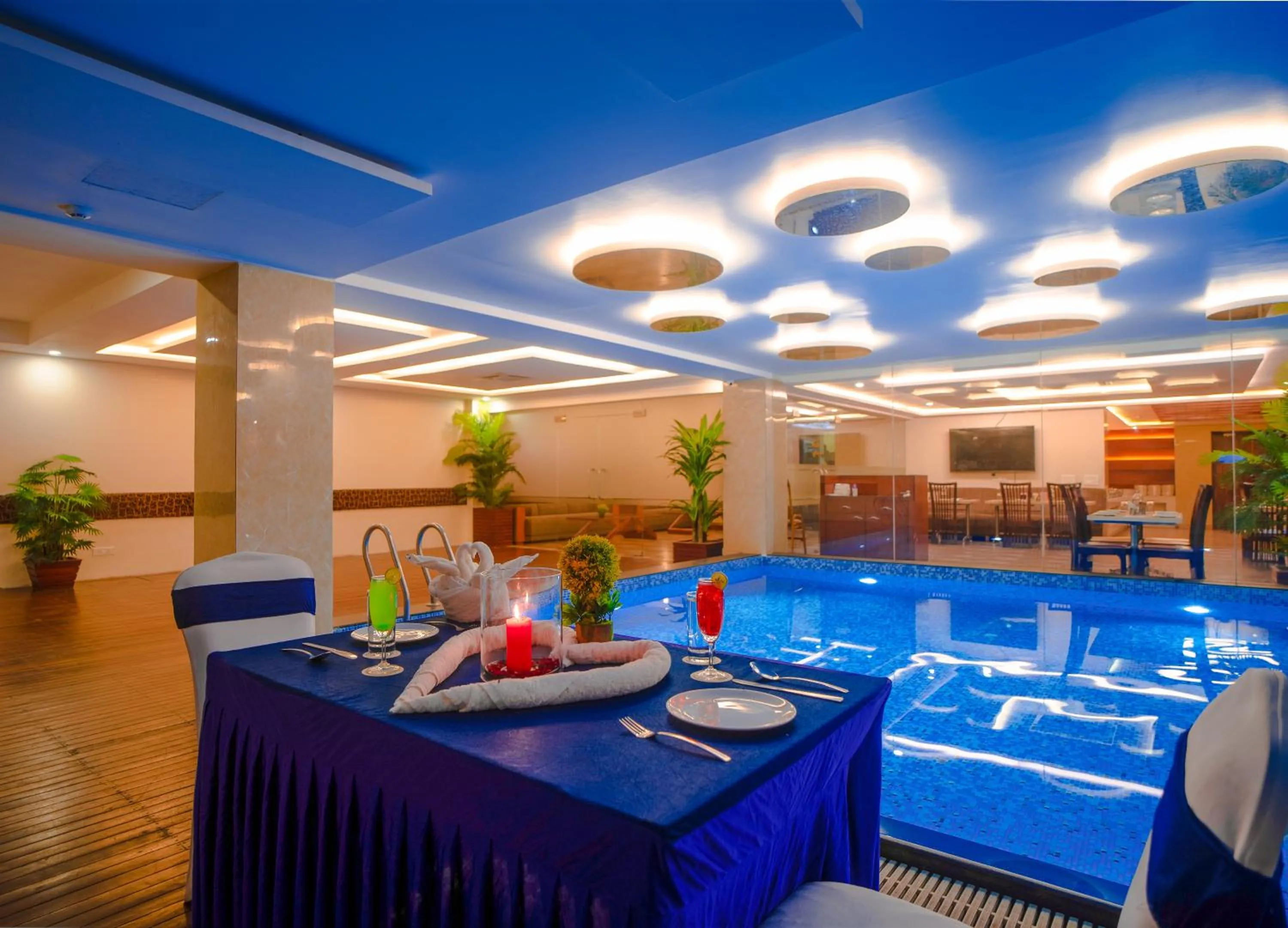 Swimming pool in Hotel Mansha Regency
